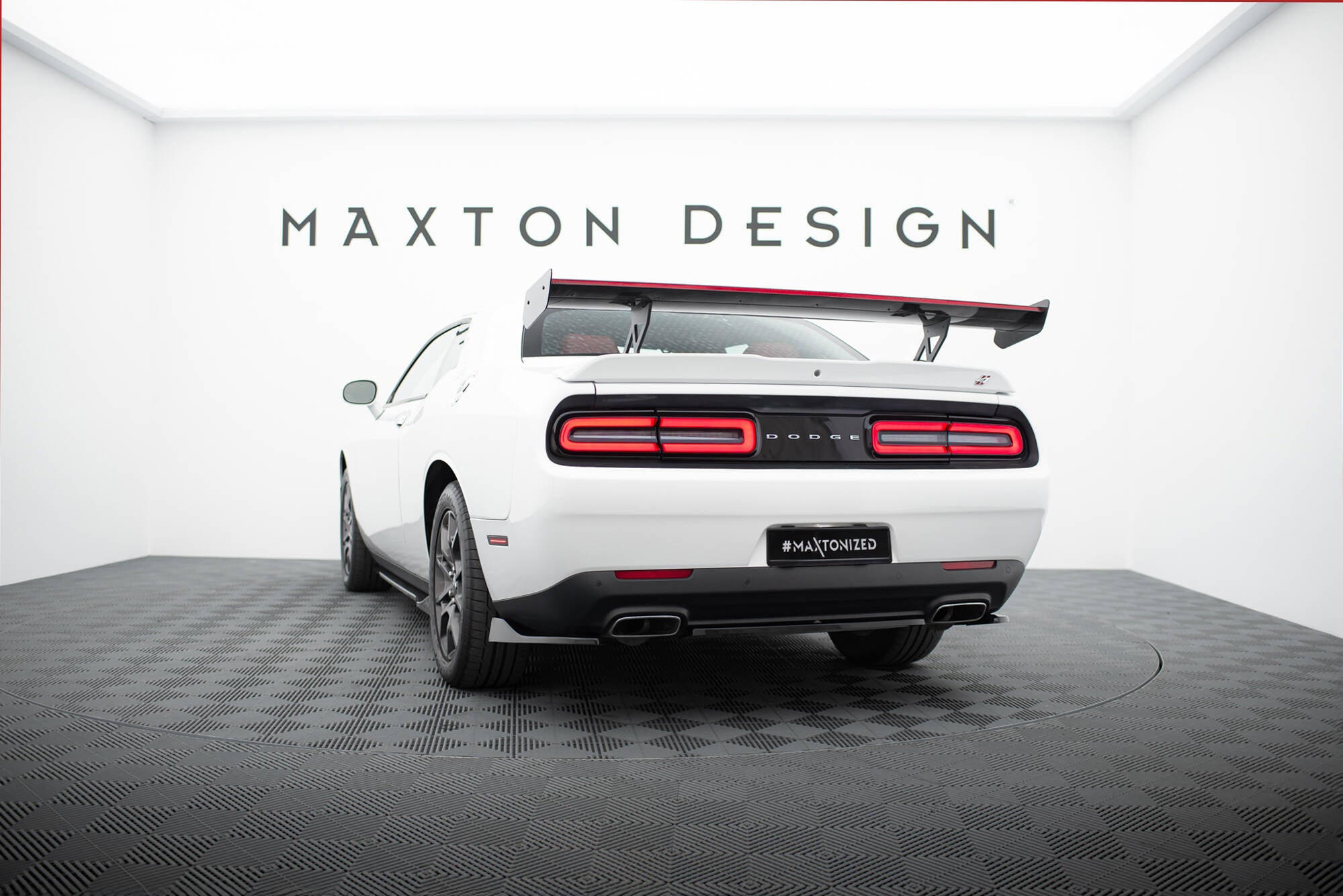 Carbon spoiler + led dodge challenger mk3