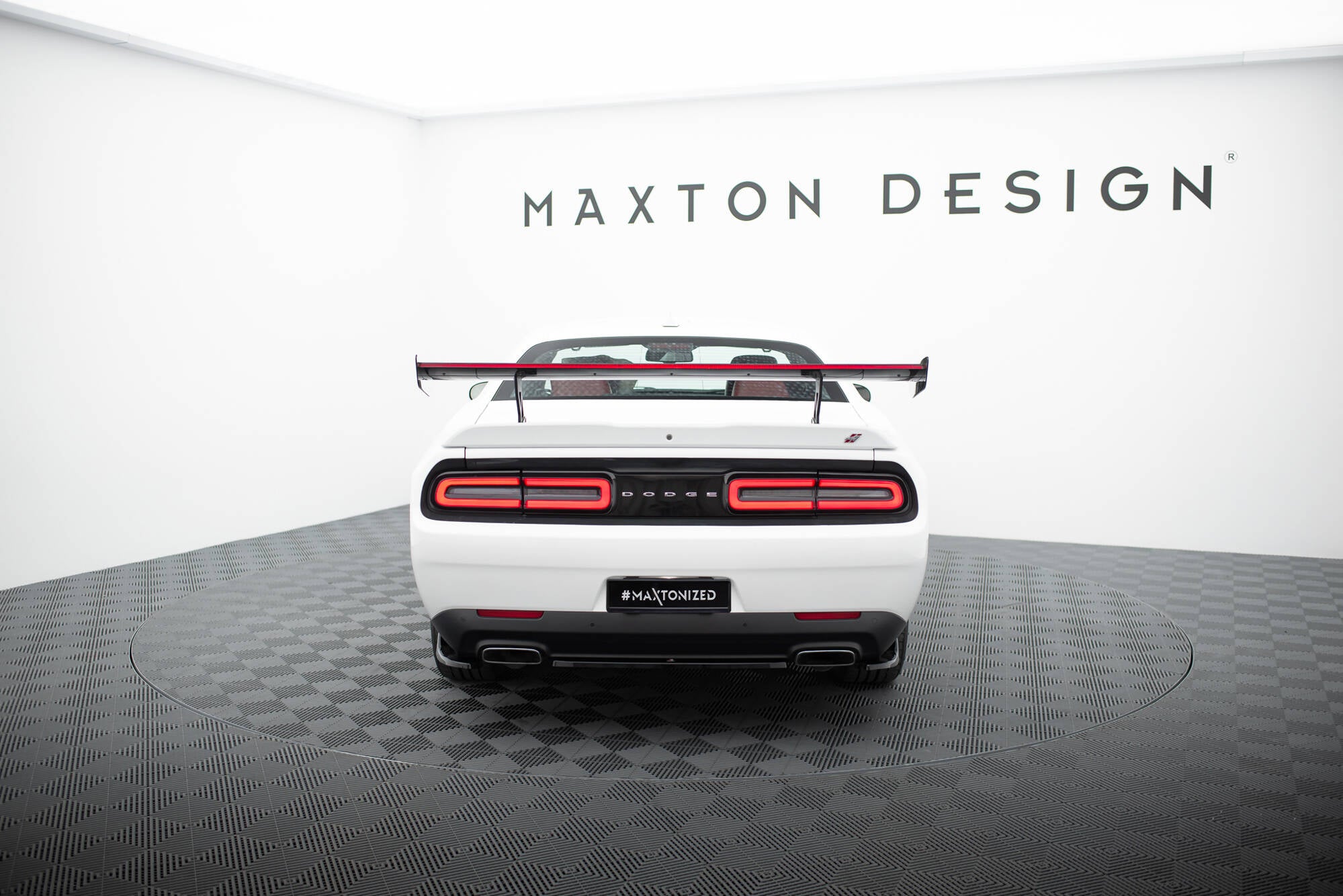 Carbon spoiler + led dodge challenger mk3