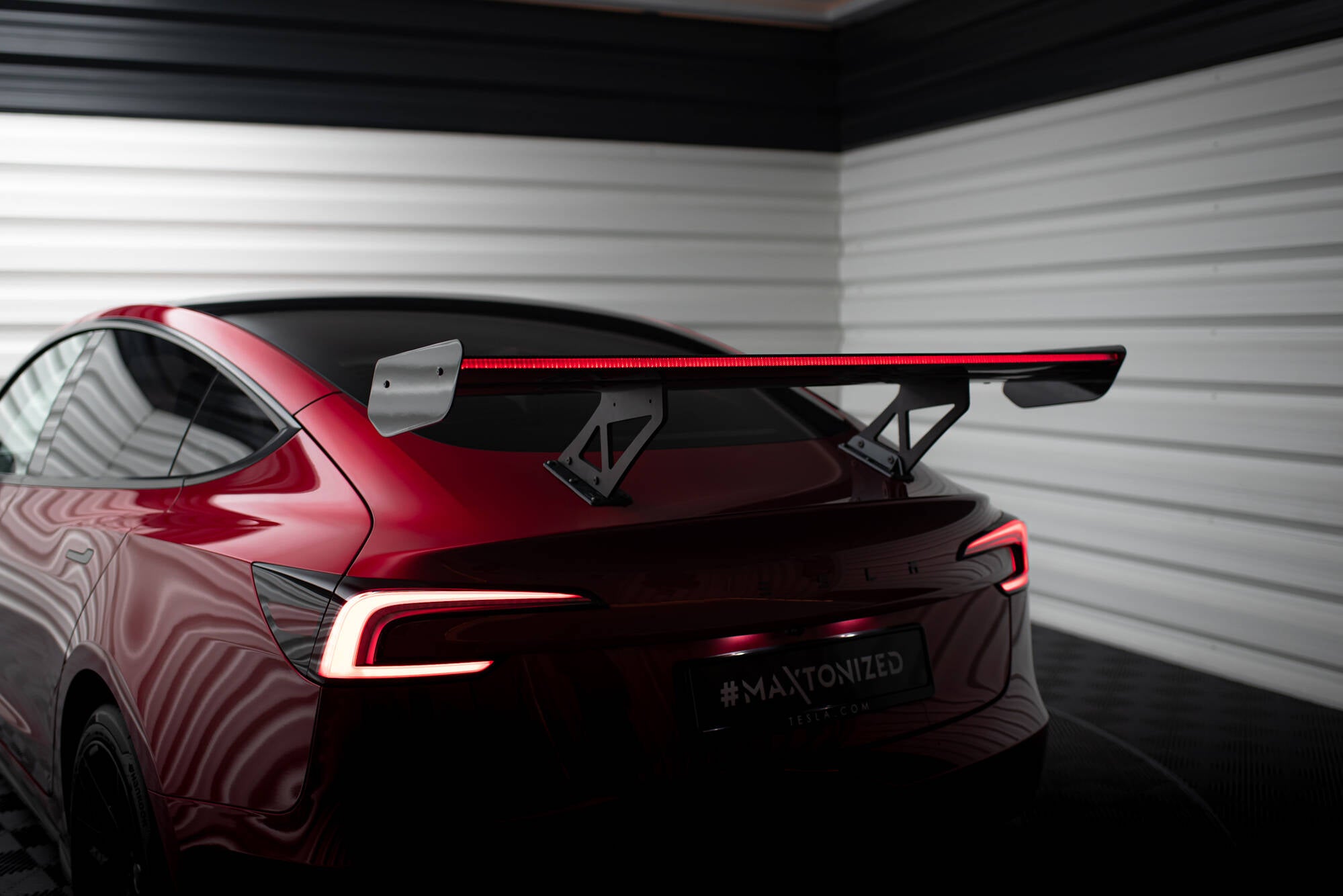 Hiilikuituinen spoileri + LED-valot Tesla Model 3:ssa