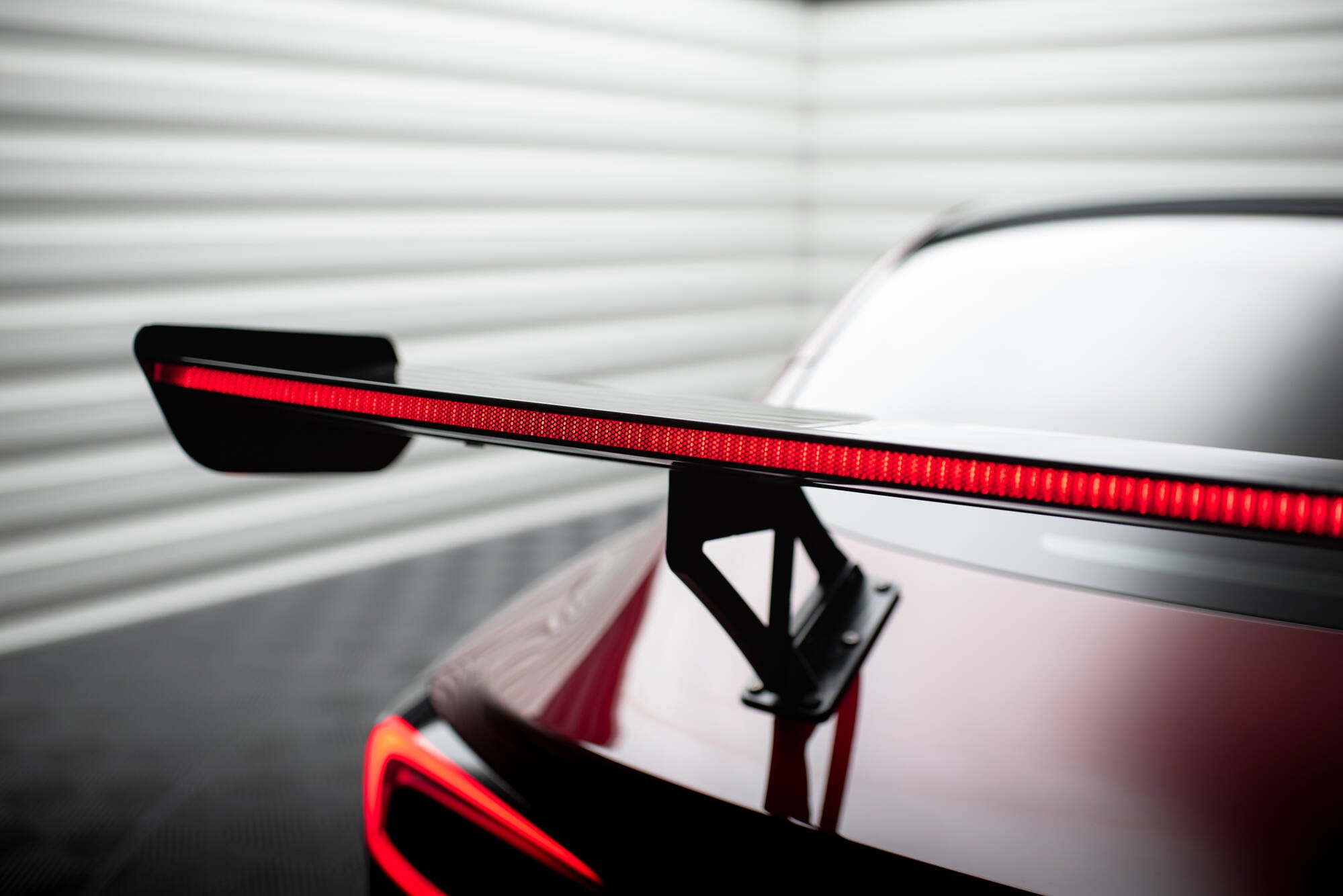 Hiilikuituinen spoileri + LED-valot Tesla Model 3:ssa