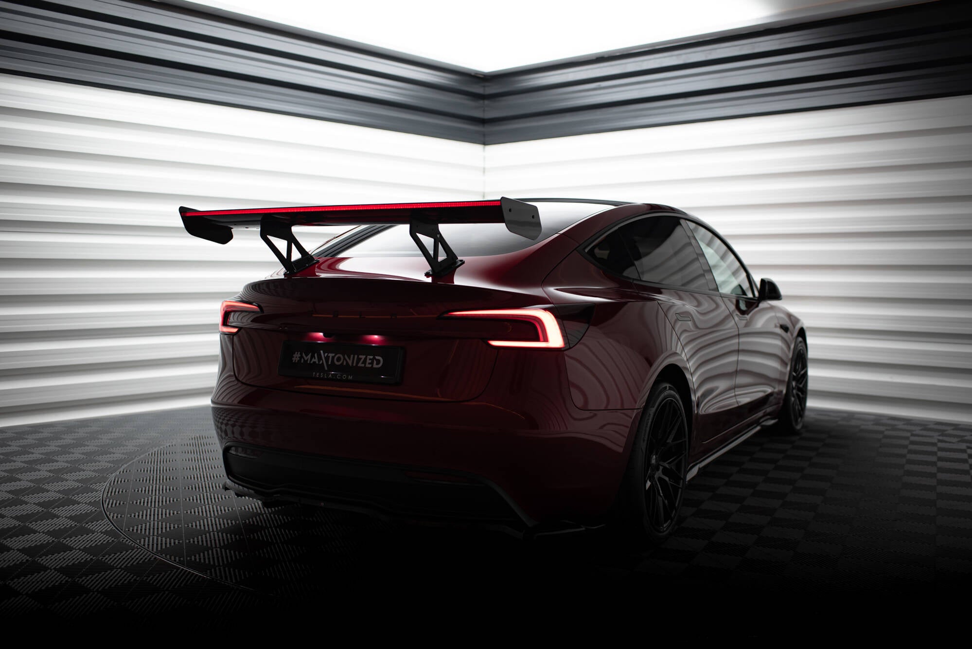 Hiilikuituinen spoileri + LED-valot Tesla Model 3:ssa