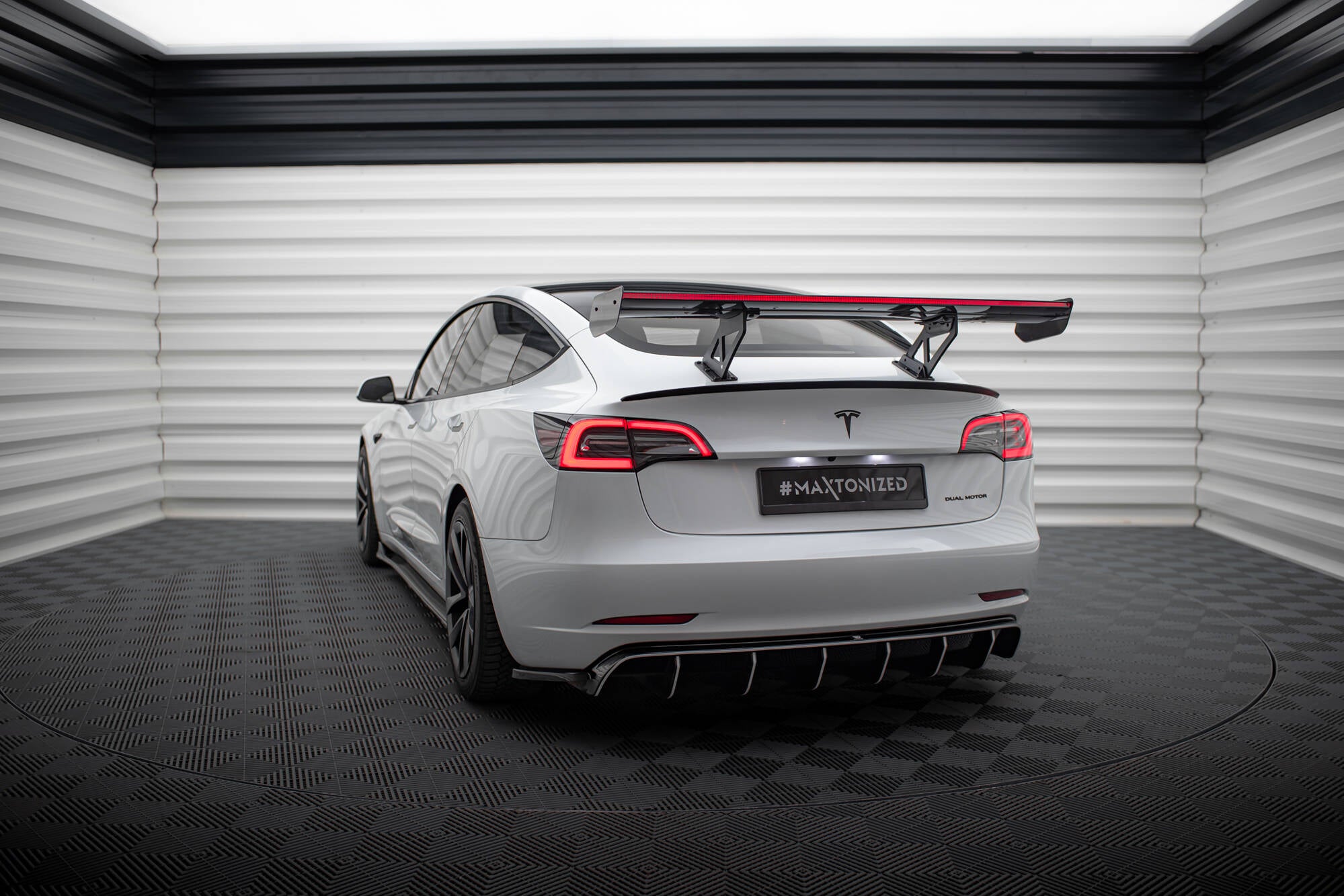Carbon spoiler + led tesla model 3