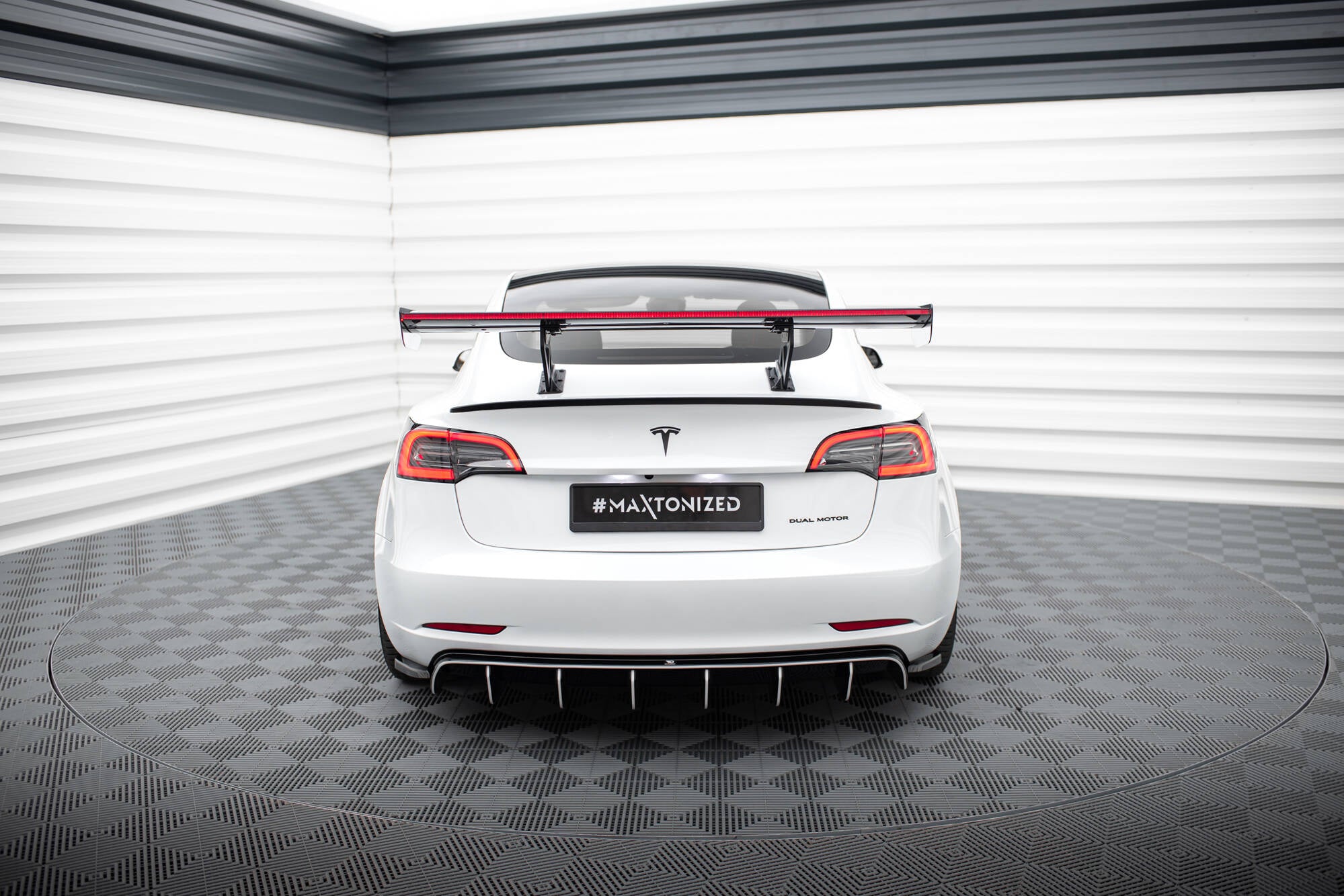 Carbon spoiler + led tesla model 3
