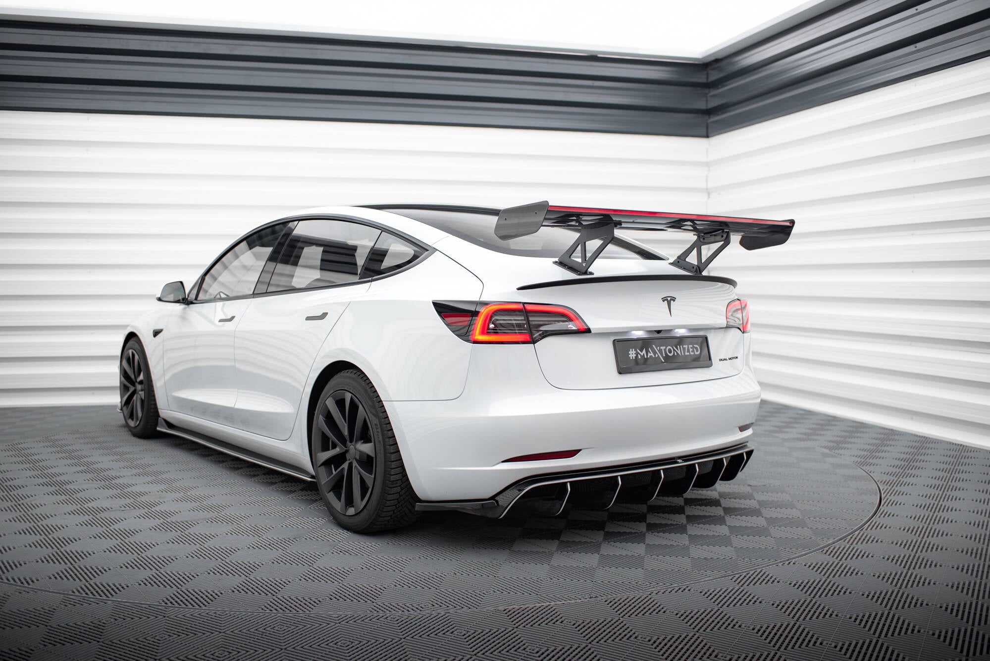 Carbon spoiler + led tesla model 3