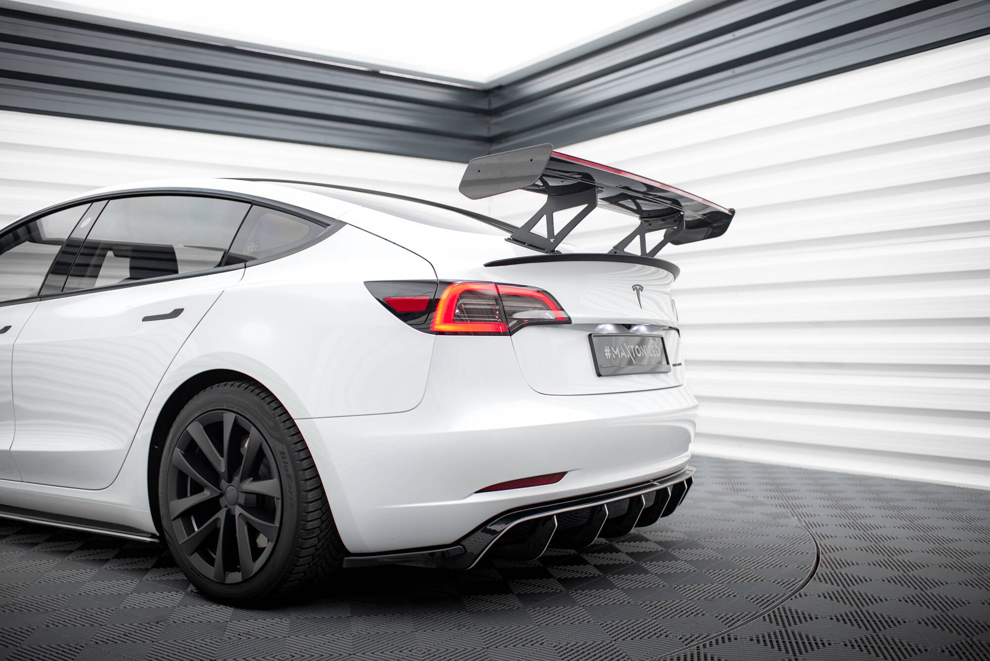 Carbon spoiler + led tesla model 3