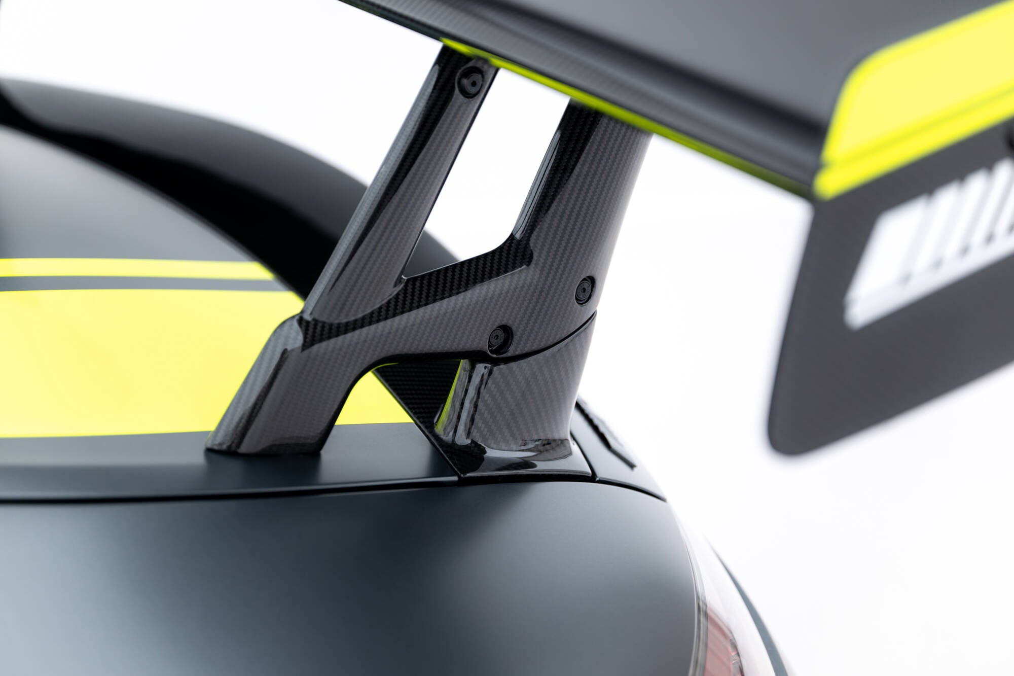 Carbon spoiler  mercedes-amg gtr c190 facelift