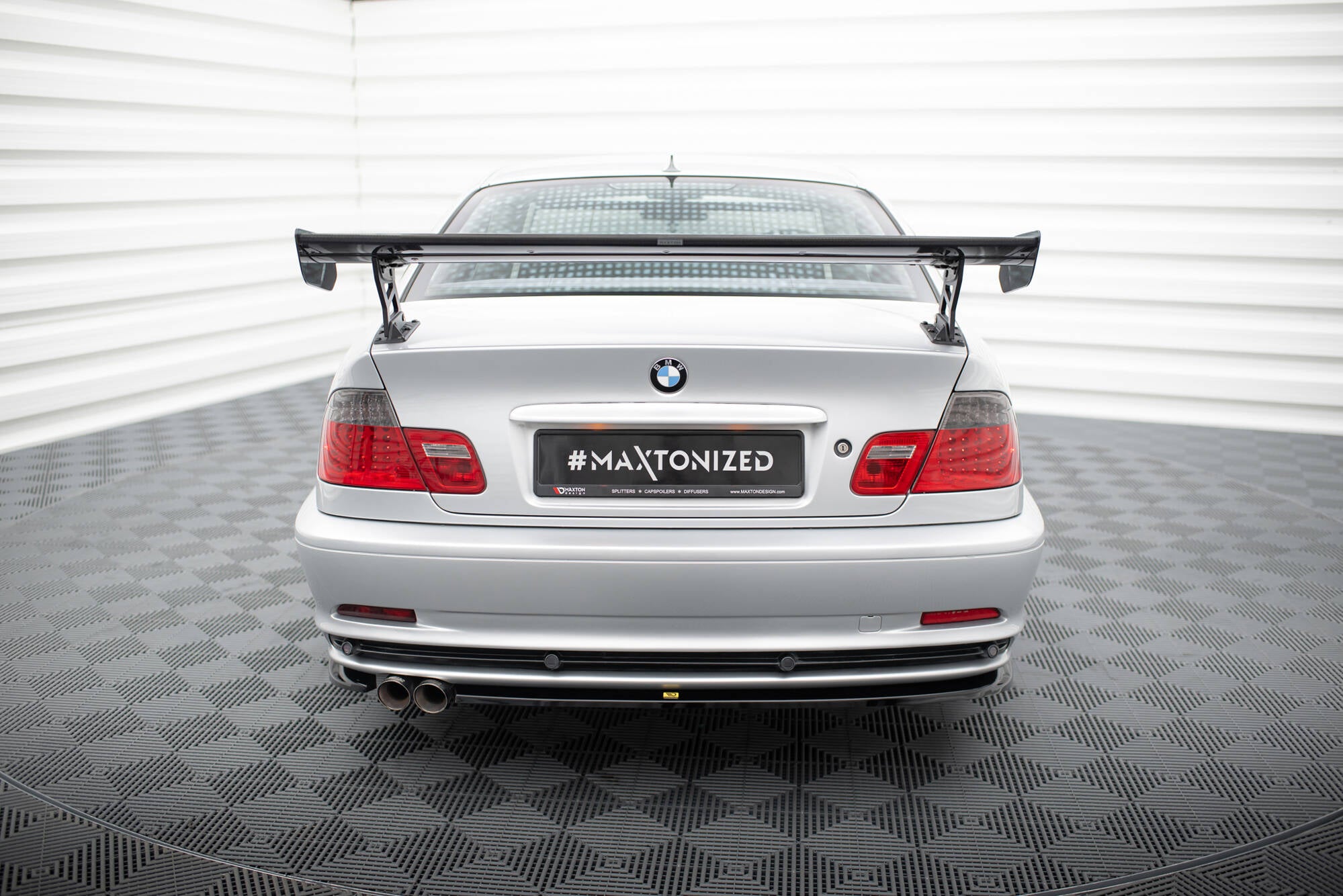 Hiilipoileri ulkoisilla suluilla pystyssä BMW 3 Coupe E46