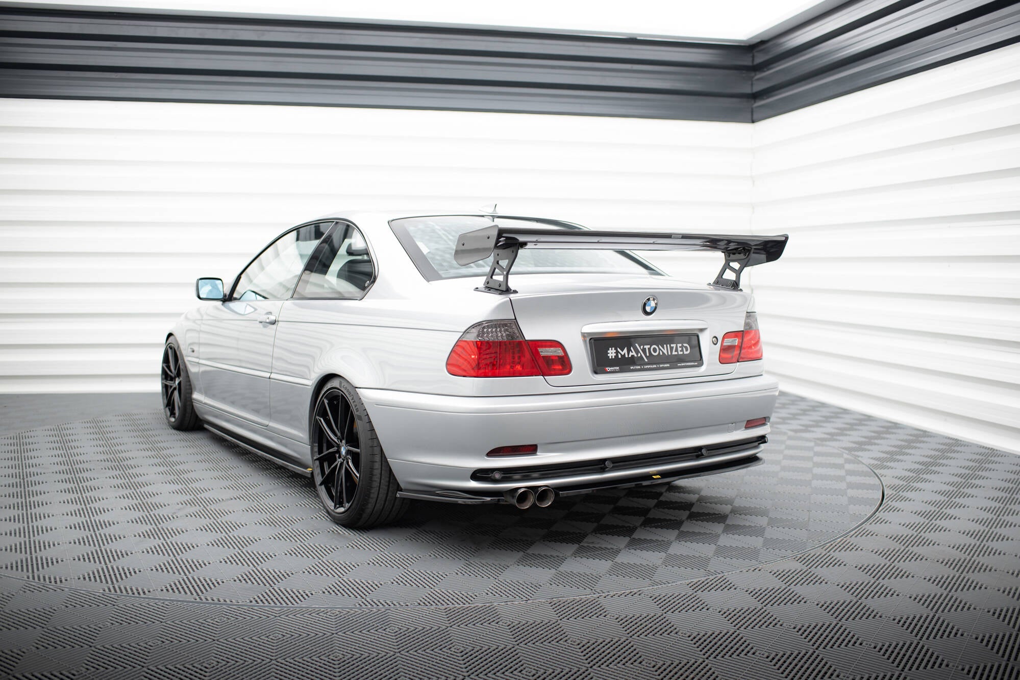 Hiilipoileri ulkoisilla suluilla pystyssä BMW 3 Coupe E46