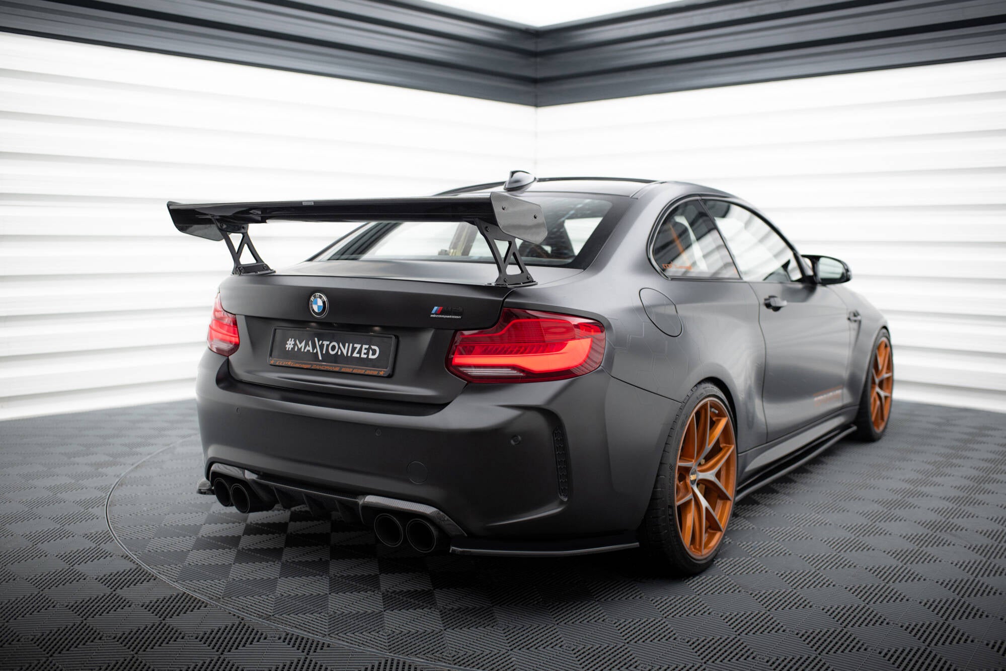 Carbon spoiler med eksterne parenteser lodrette BMW M2 F87 / 2/2 m-pack F22