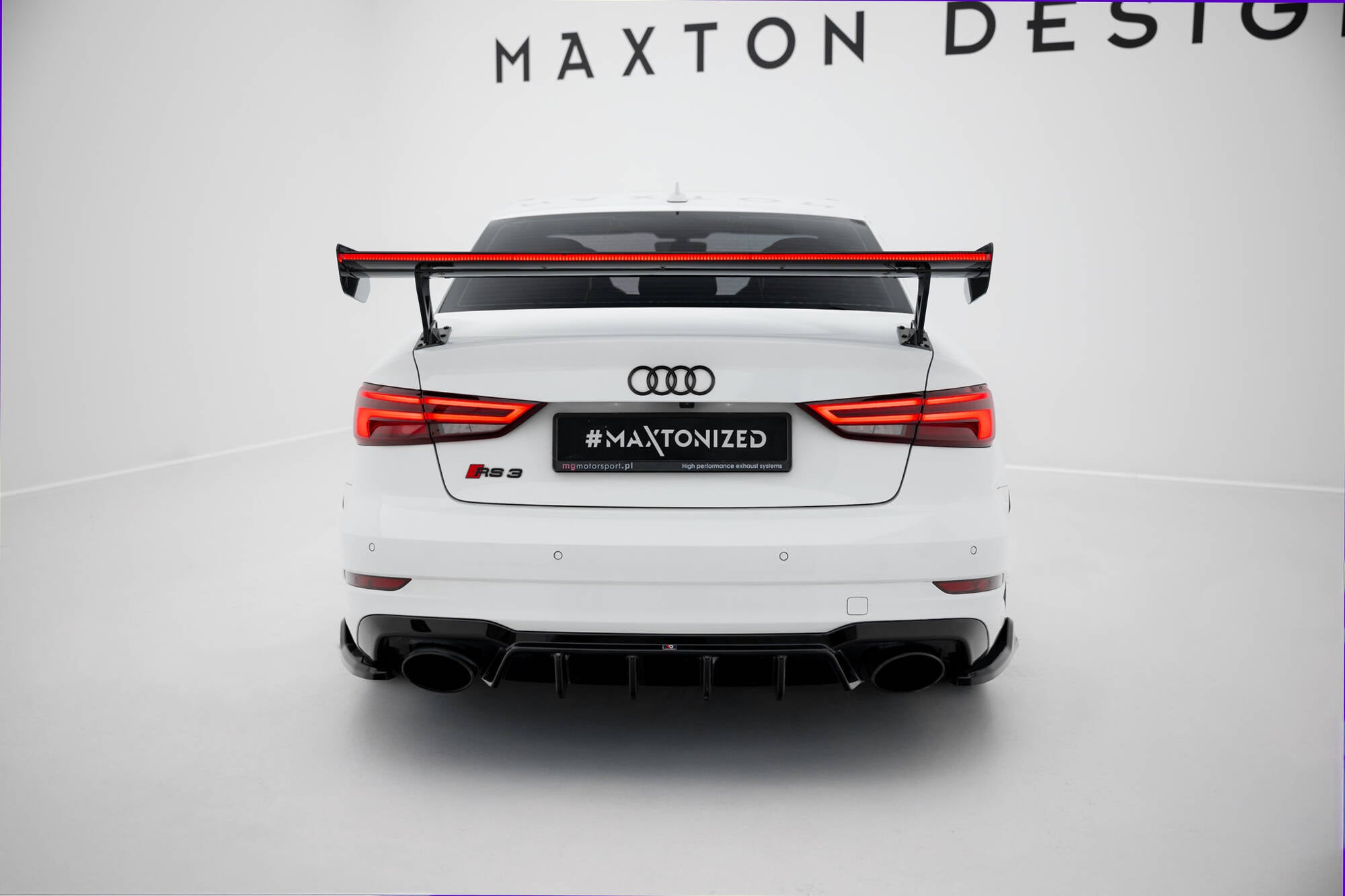 Hiilispoileri ulkoisilla kiinnikkeillä pystysuorat + LED Audi A3 / A3 S-Line / S3 / RS3 8V / 8V: n kasvojenkorotuksen jälkeen