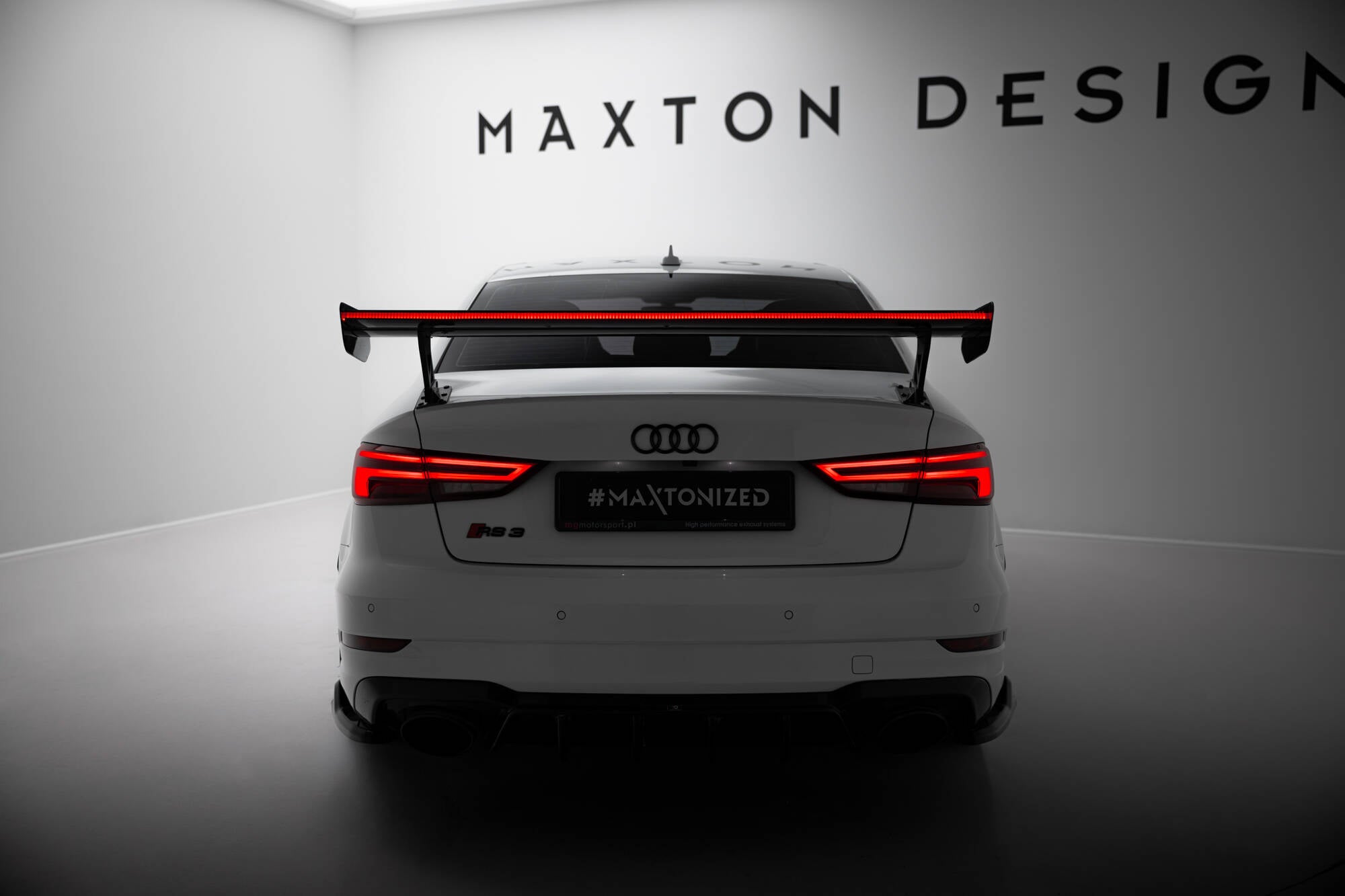 Hiilispoileri ulkoisilla kiinnikkeillä pystysuorat + LED Audi A3 / A3 S-Line / S3 / RS3 8V / 8V: n kasvojenkorotuksen jälkeen