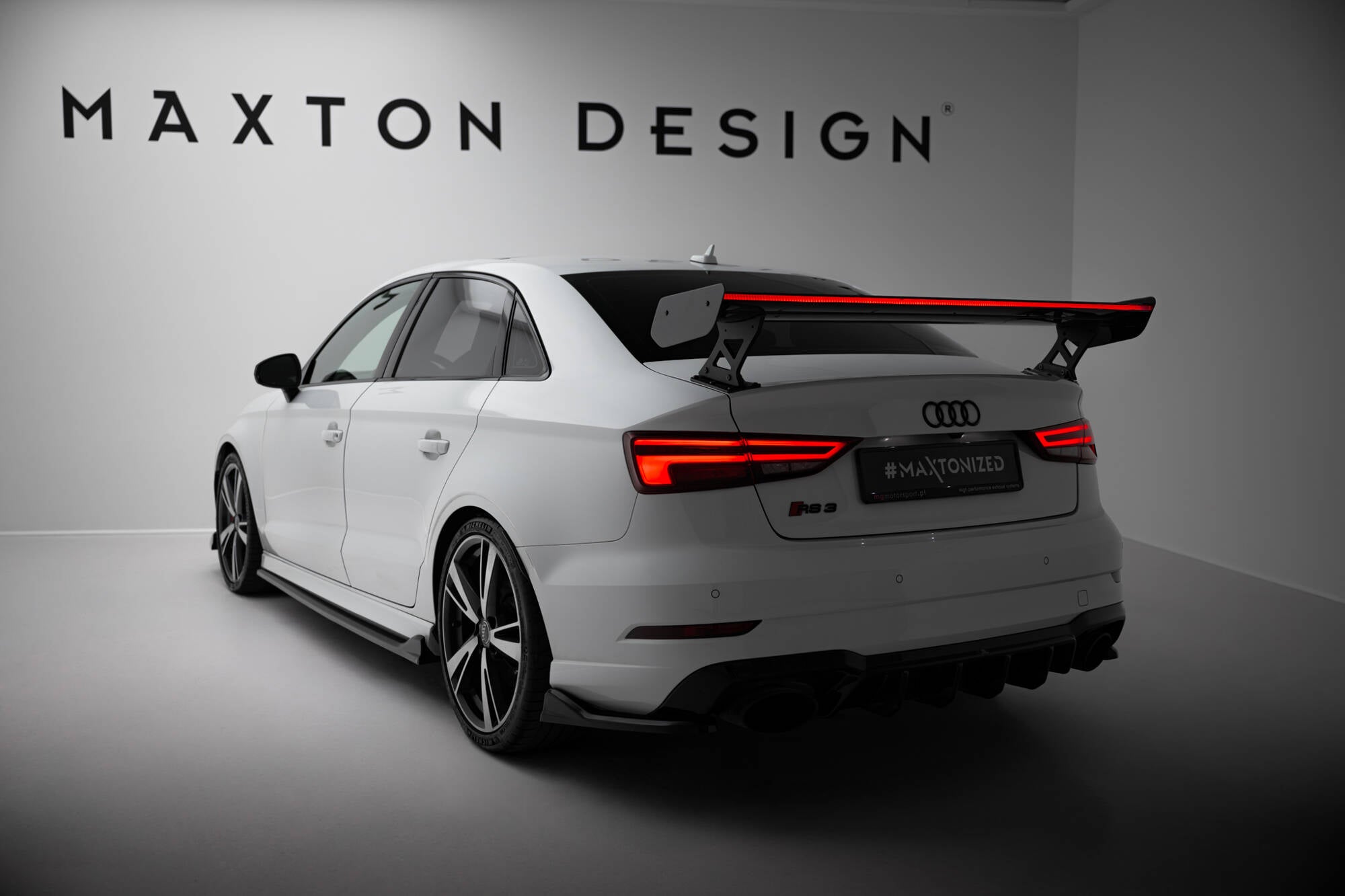 Hiilispoileri ulkoisilla kiinnikkeillä pystysuorat + LED Audi A3 / A3 S-Line / S3 / RS3 8V / 8V: n kasvojenkorotuksen jälkeen