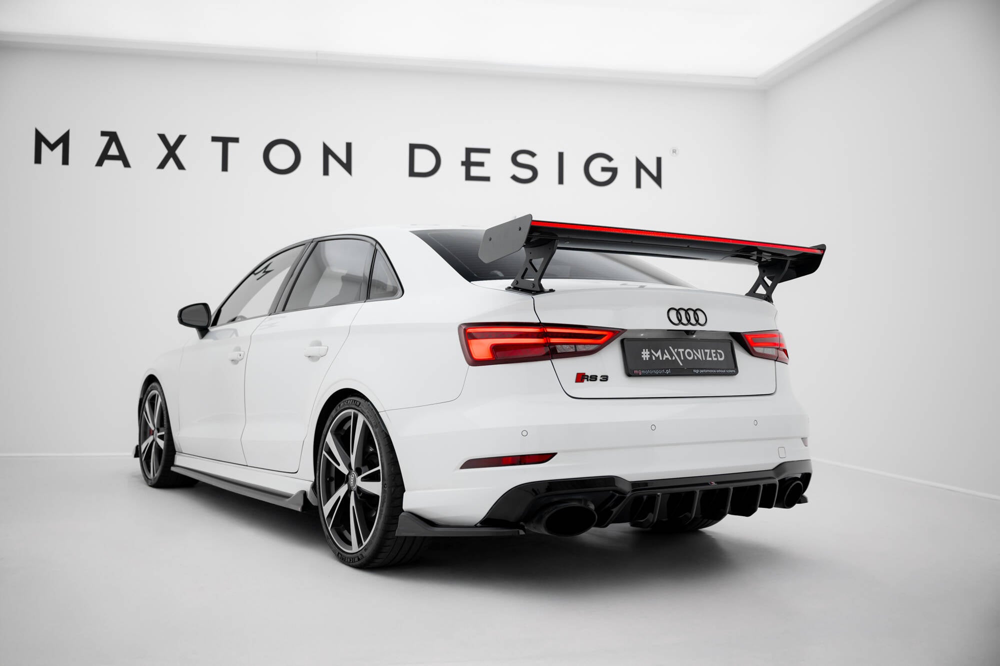 Hiilispoileri ulkoisilla kiinnikkeillä pystysuorat + LED Audi A3 / A3 S-Line / S3 / RS3 8V / 8V: n kasvojenkorotuksen jälkeen