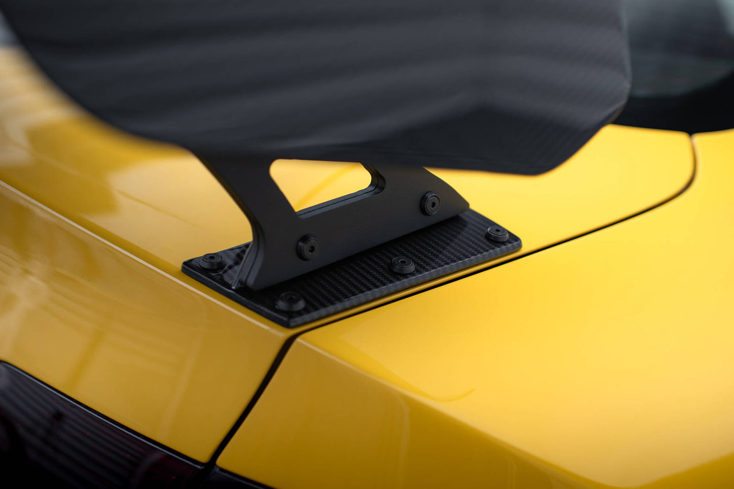 Carbon Spoiler med eksterne parenteser lodret + LED Audi A5 Coupe 8t