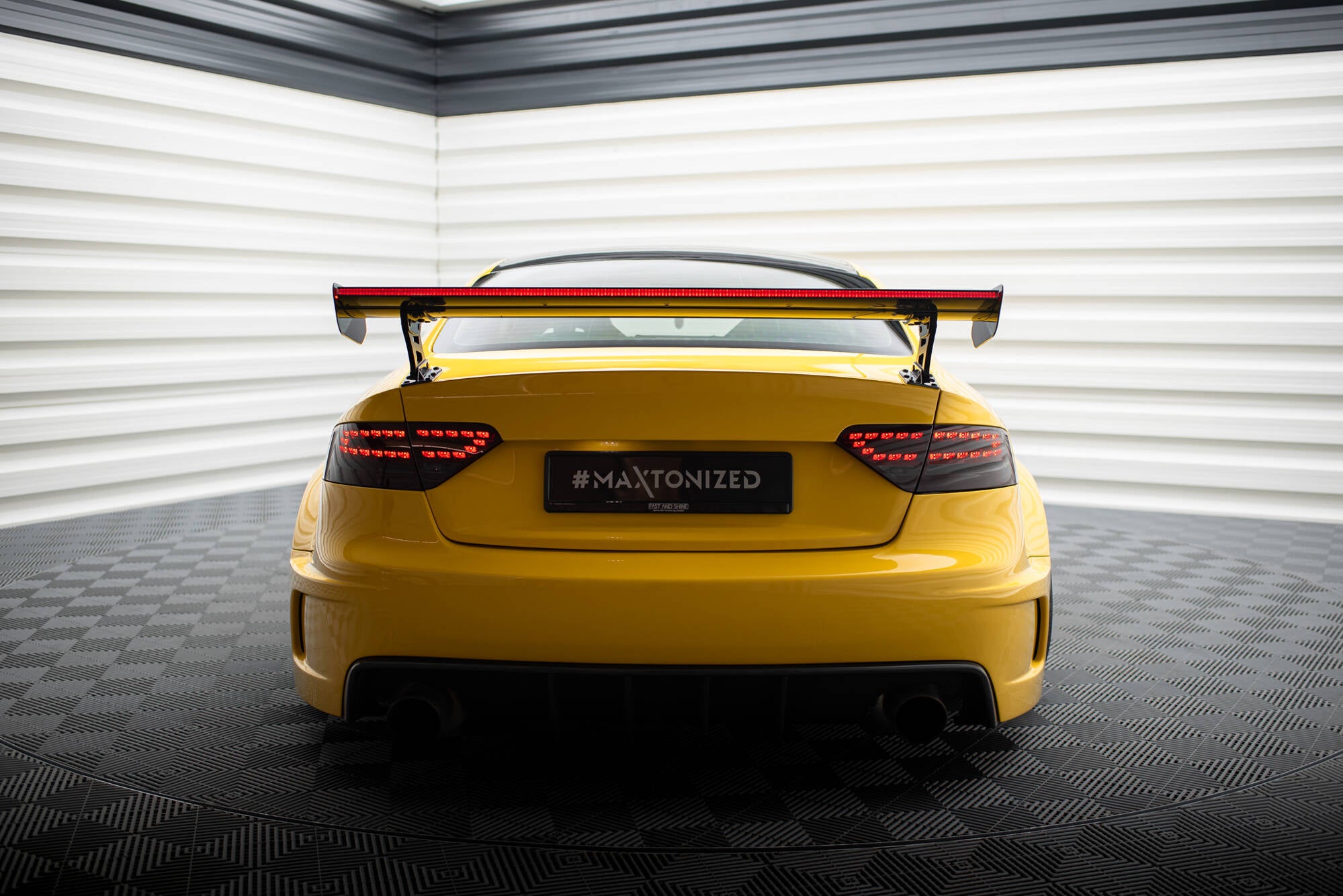 Carbon Spoiler med eksterne parenteser lodret + LED Audi A5 Coupe 8t