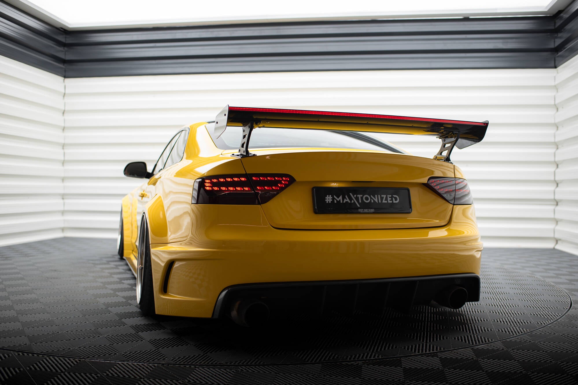 Carbon Spoiler med eksterne parenteser lodret + LED Audi A5 Coupe 8t