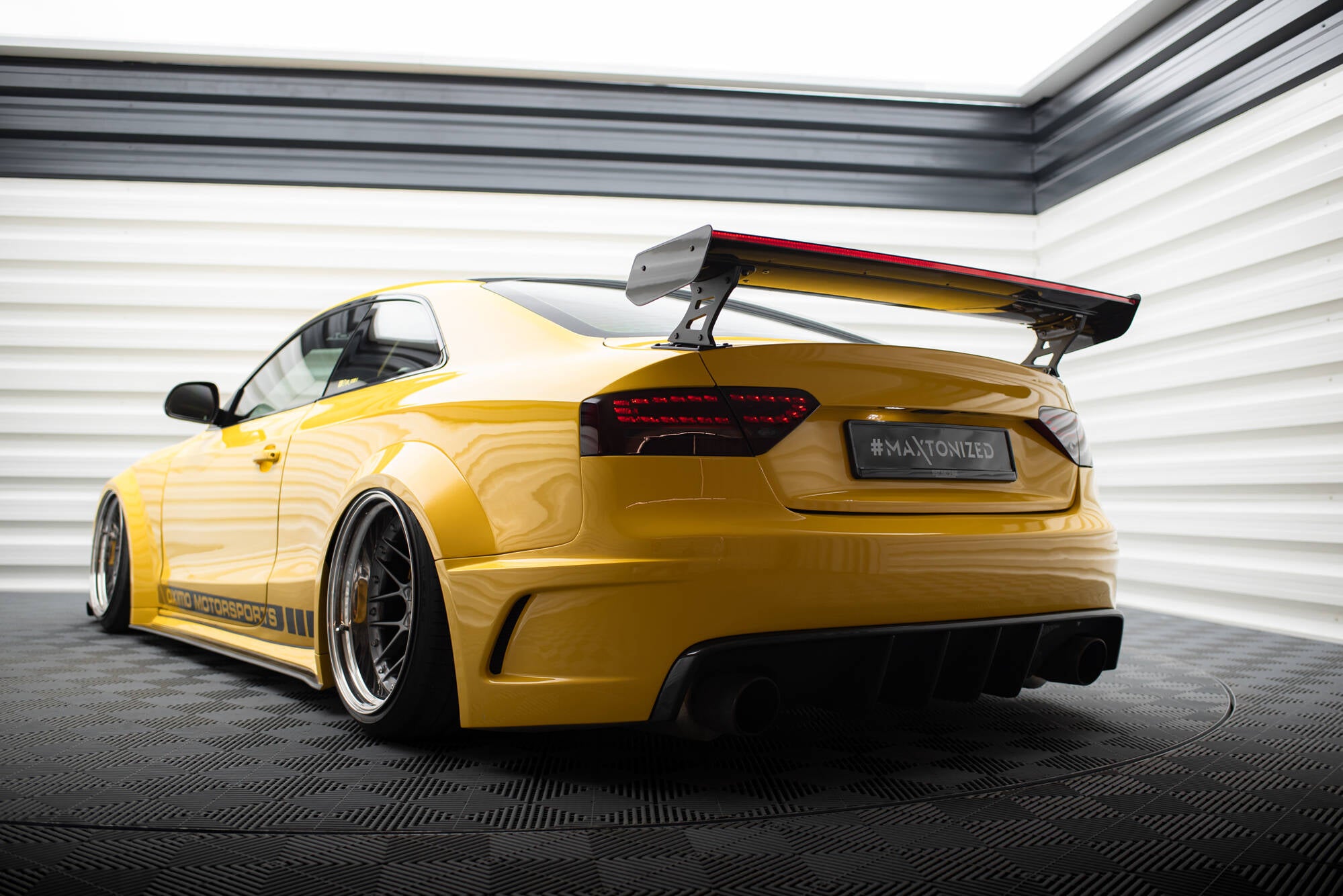 Carbon Spoiler med eksterne parenteser lodret + LED Audi A5 Coupe 8t