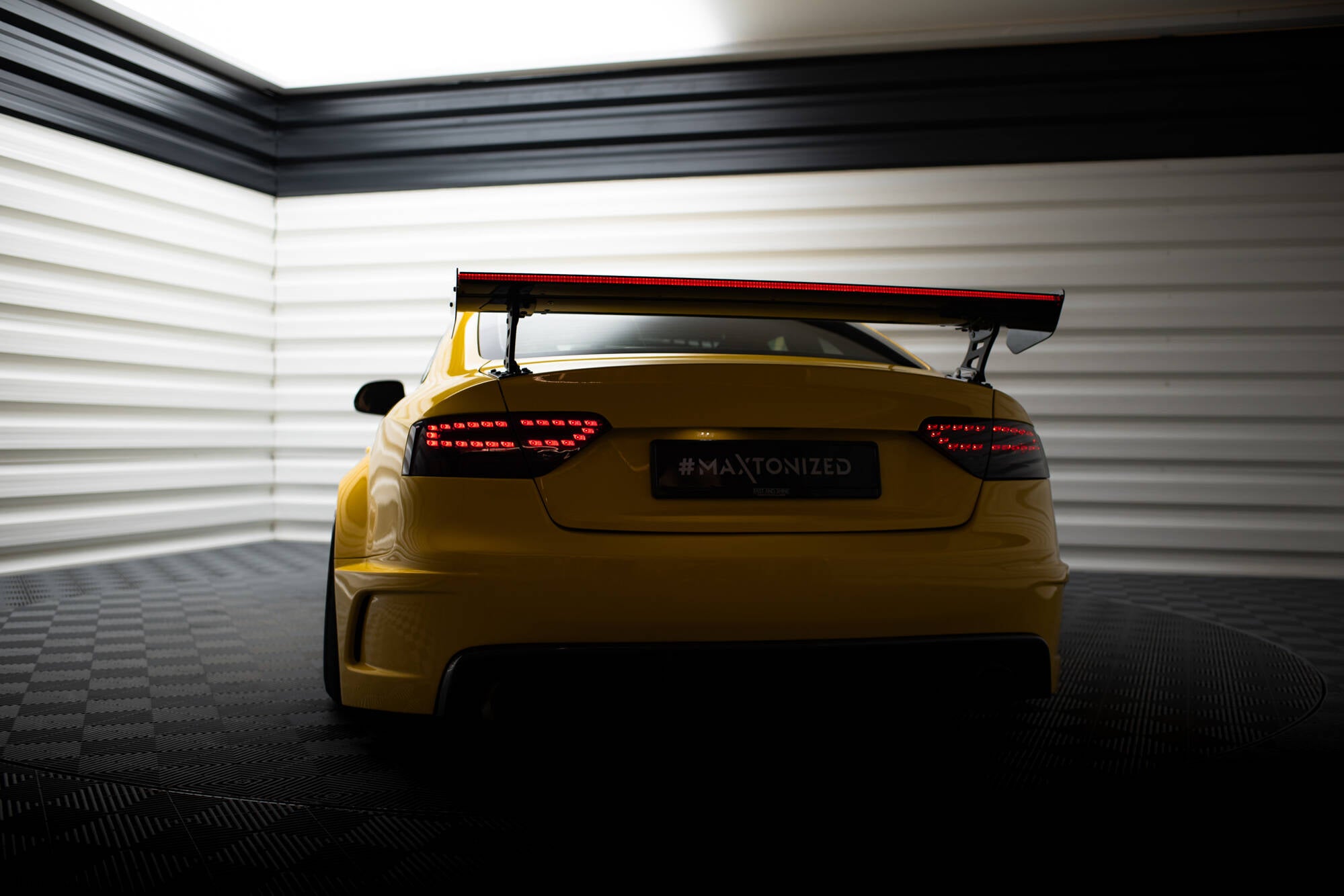 Carbon Spoiler med eksterne parenteser lodret + LED Audi A5 Coupe 8t