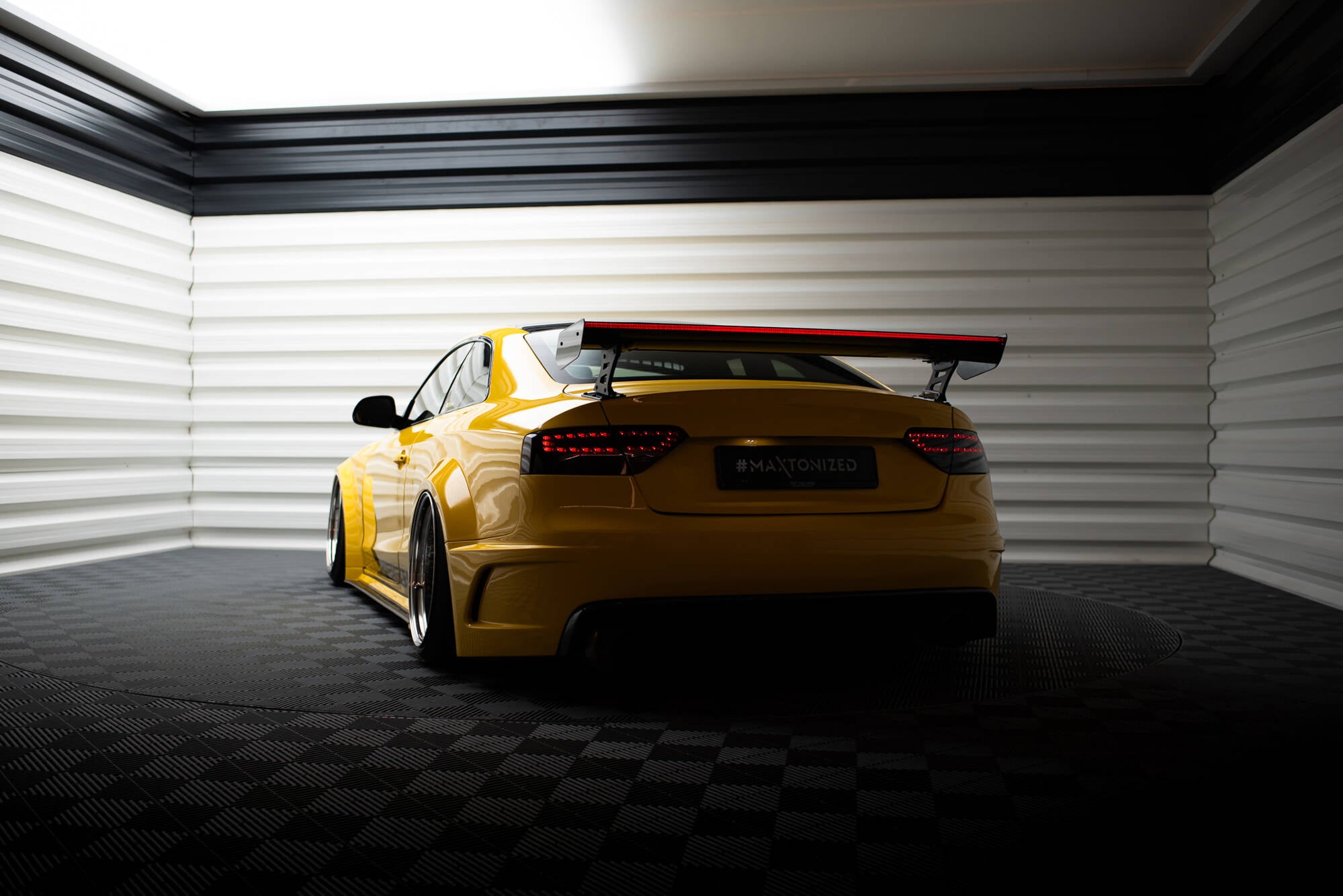 Carbon Spoiler med eksterne parenteser lodret + LED Audi A5 Coupe 8t