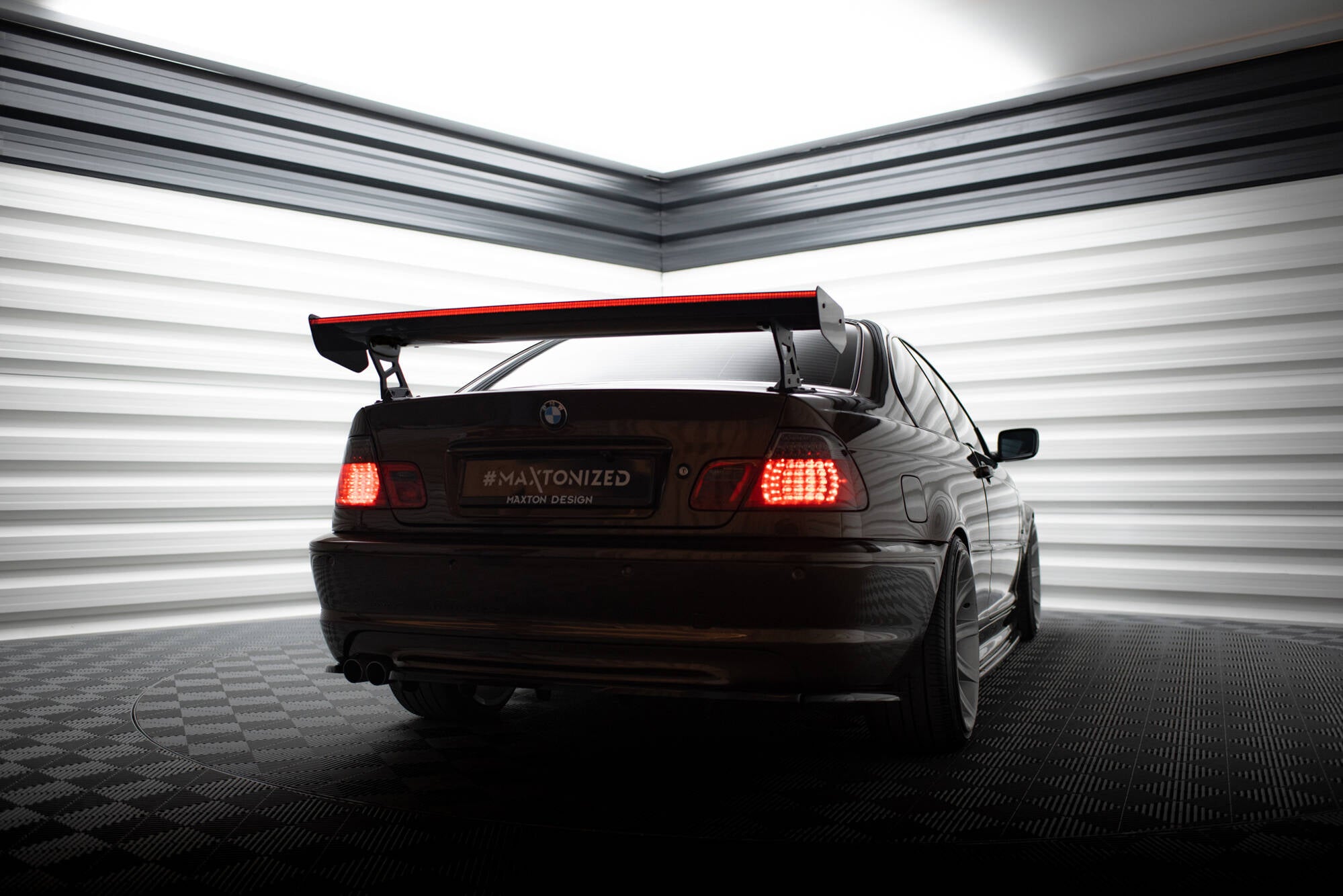 Hiilipoileri ulkoisilla suluilla pystyssä + LED BMW 3 Coupe E46