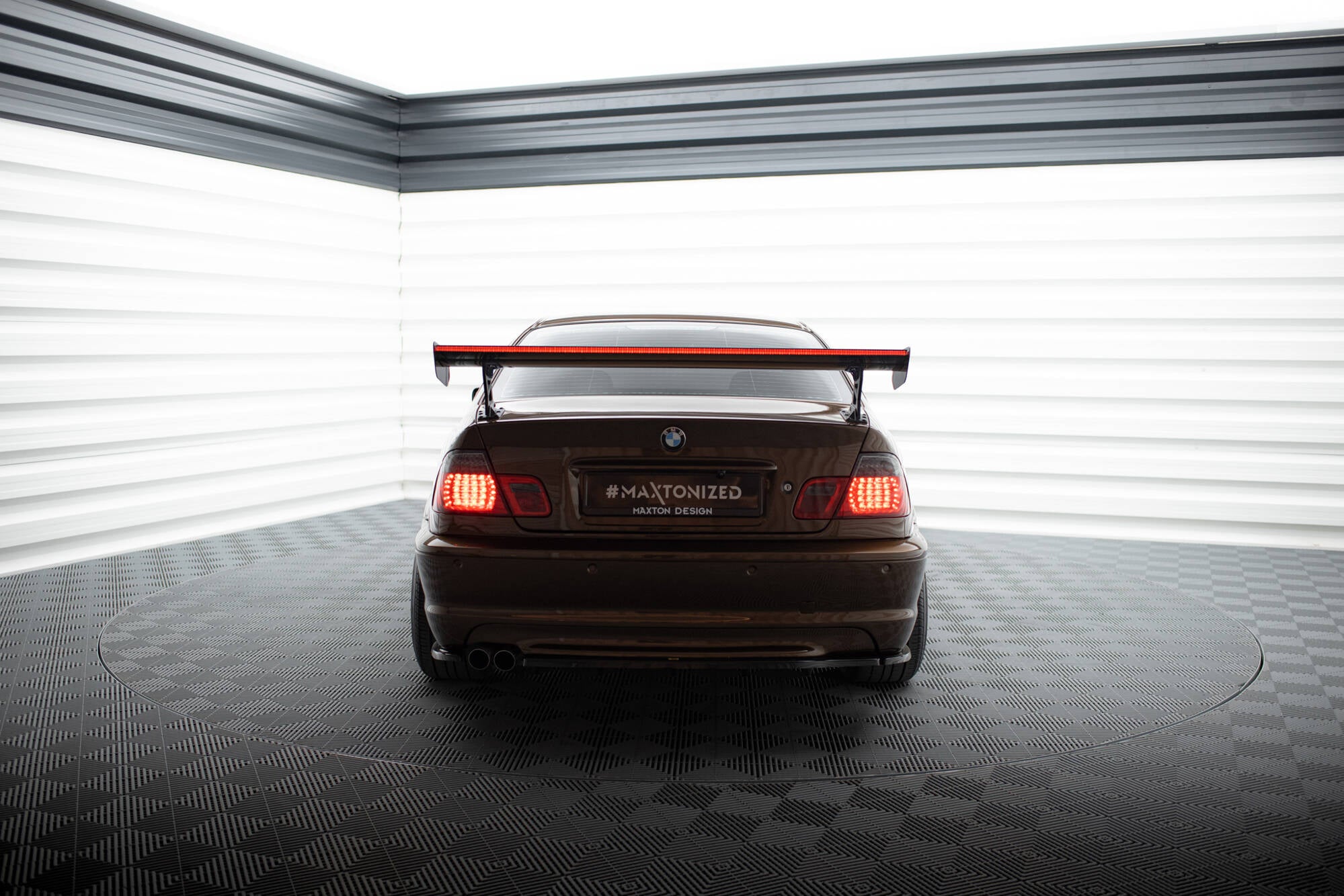 Hiilipoileri ulkoisilla suluilla pystyssä + LED BMW 3 Coupe E46