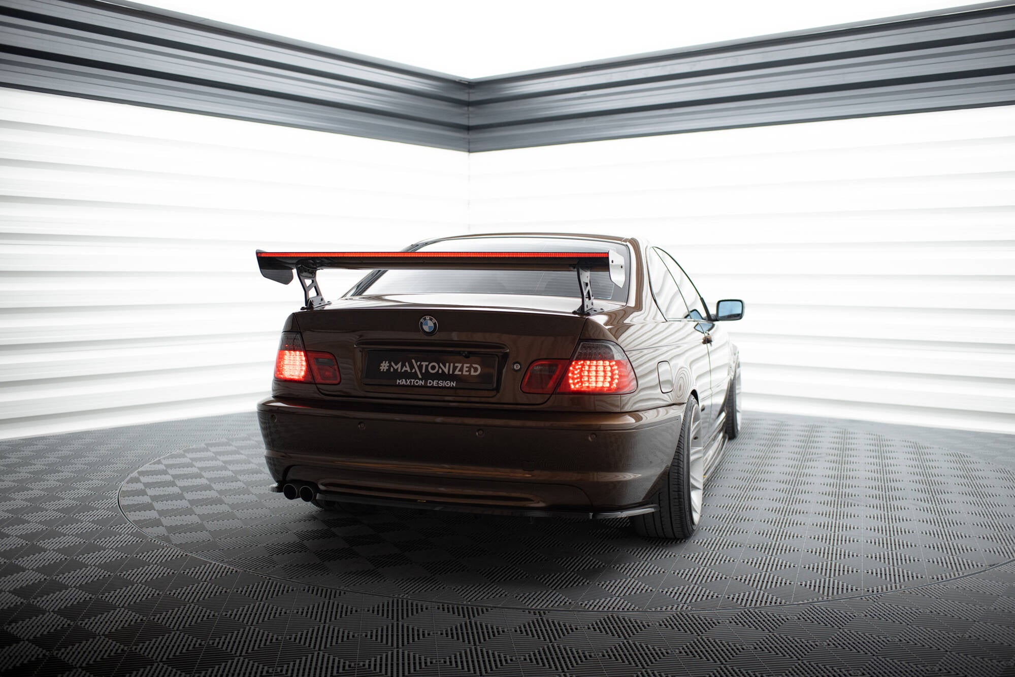 Hiilipoileri ulkoisilla suluilla pystyssä + LED BMW 3 Coupe E46