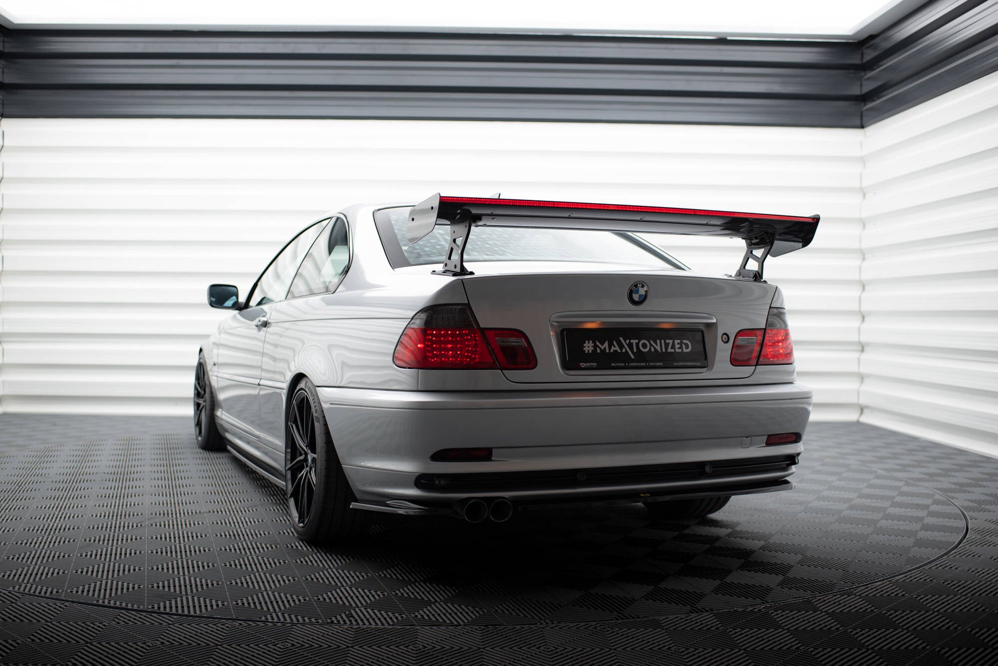 Carbon Spoiler med eksterne parenteser lodret + LED BMW 3 Coupe E46