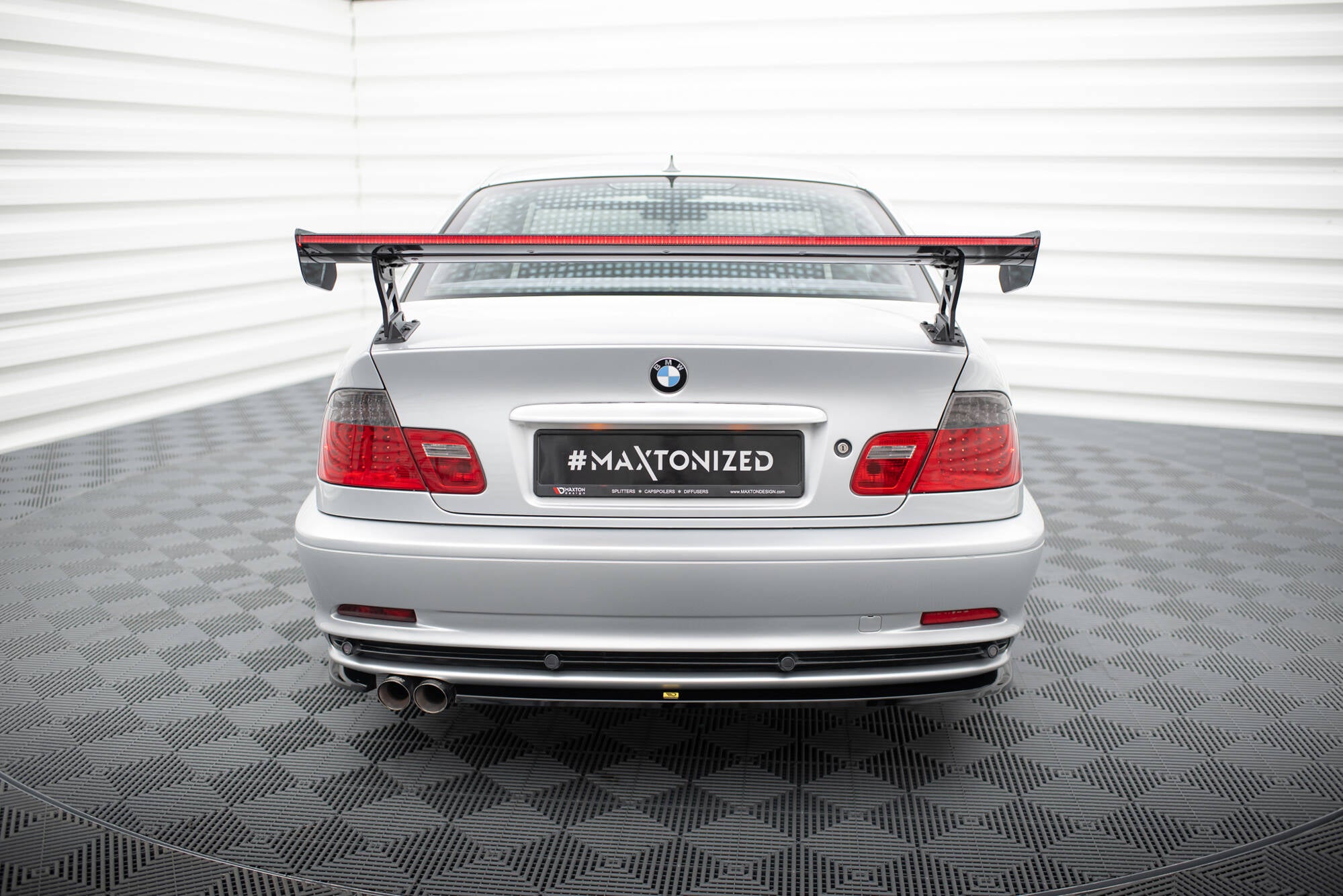 Carbon Spoiler med eksterne parenteser lodret + LED BMW 3 Coupe E46