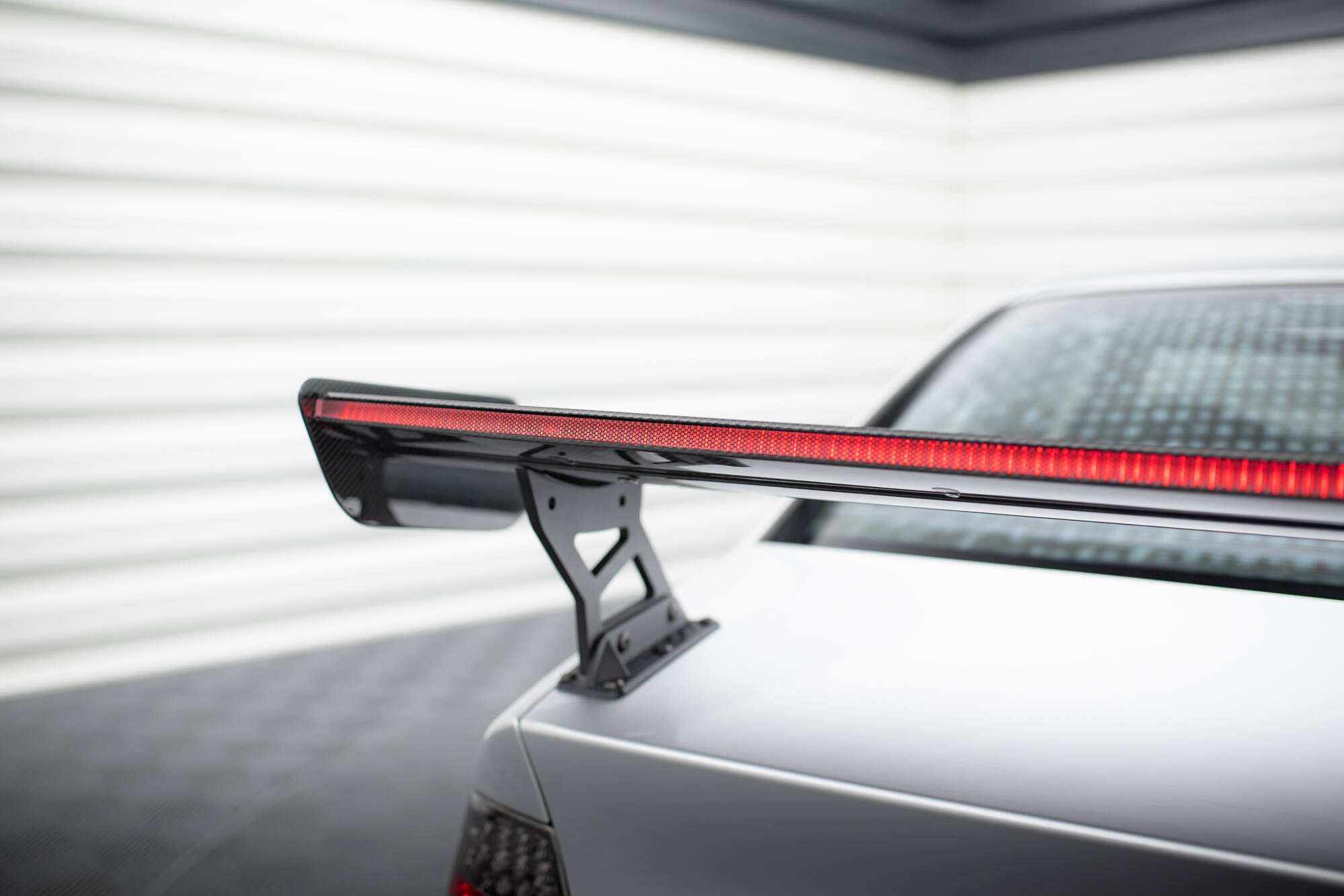 Carbon Spoiler med eksterne parenteser lodret + LED BMW 3 Coupe E46