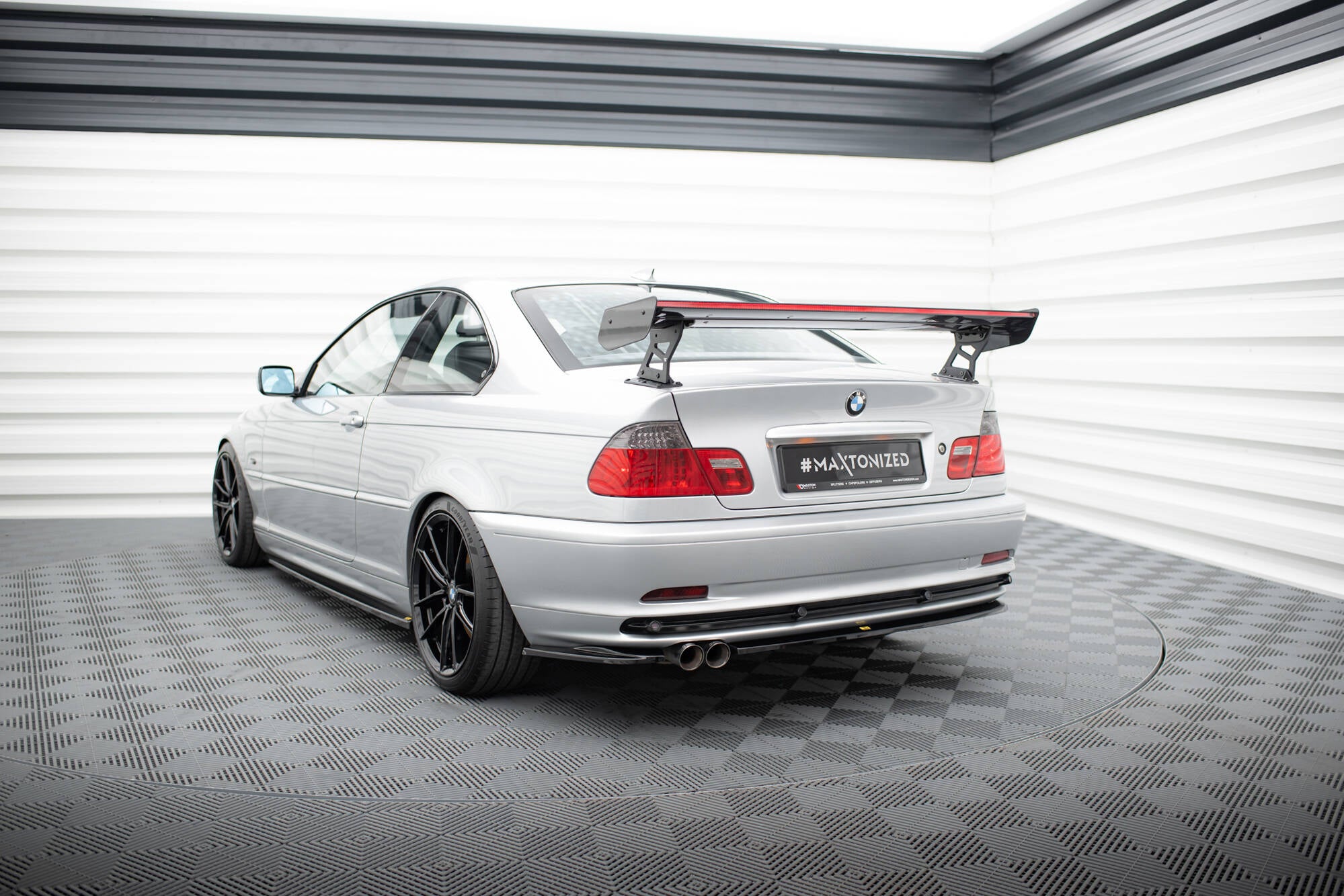 Carbon Spoiler med eksterne parenteser lodret + LED BMW 3 Coupe E46