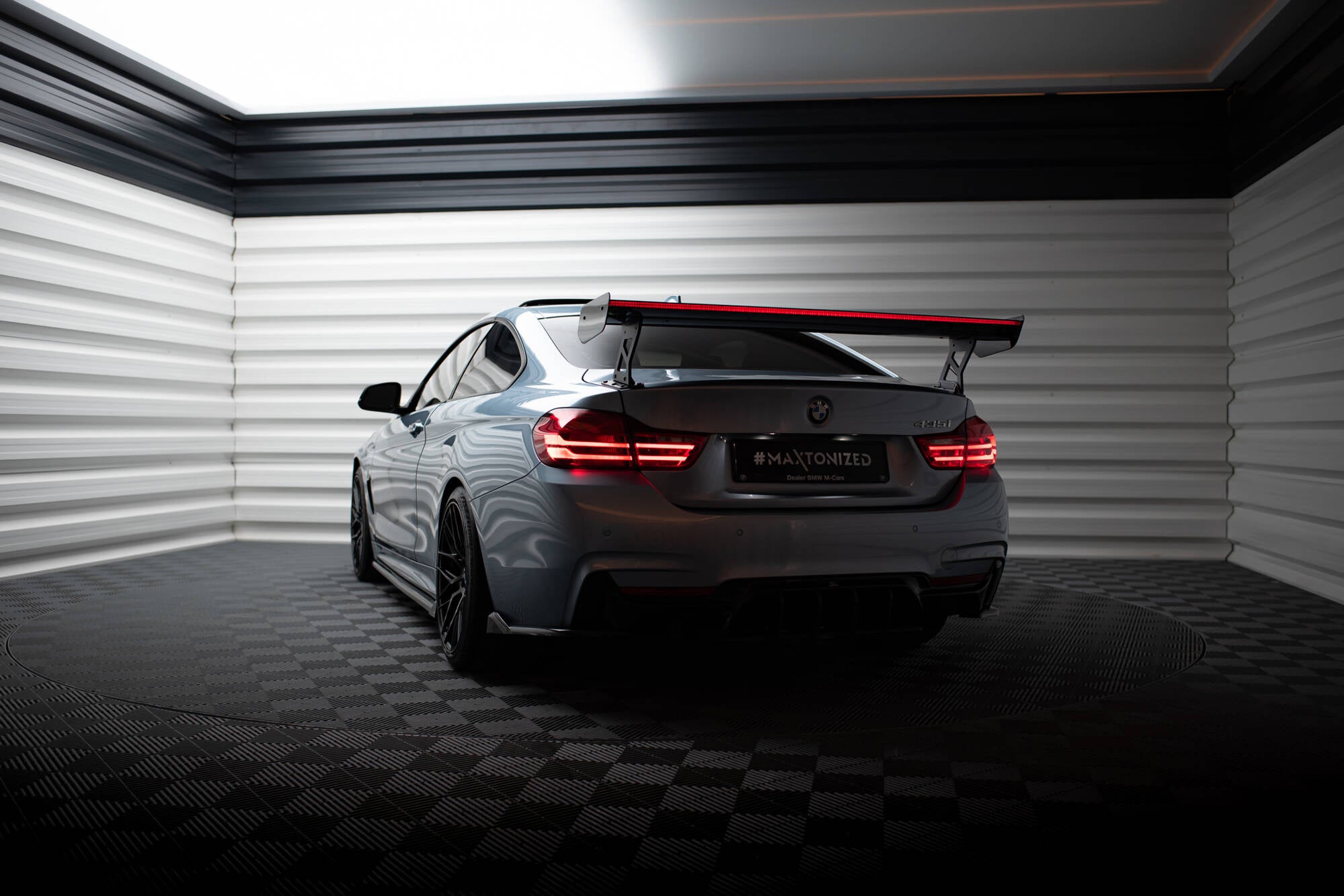 Hiilipoileri ulkoisilla kiinnikkeillä pystysuorat + LED BMW 4 F32 / 4 F32 M -pakkaus Coupee