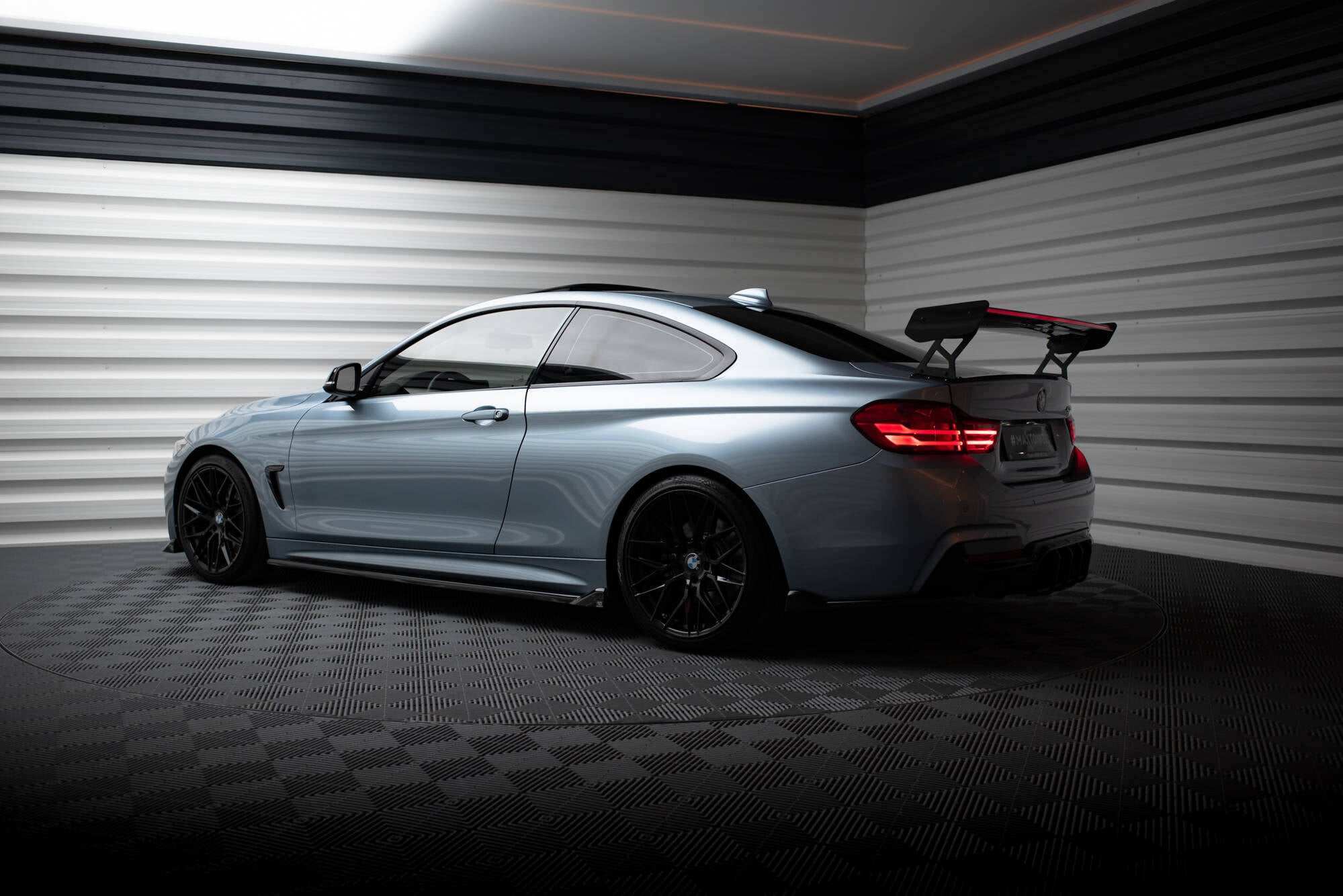 Hiilipoileri ulkoisilla kiinnikkeillä pystysuorat + LED BMW 4 F32 / 4 F32 M -pakkaus Coupee