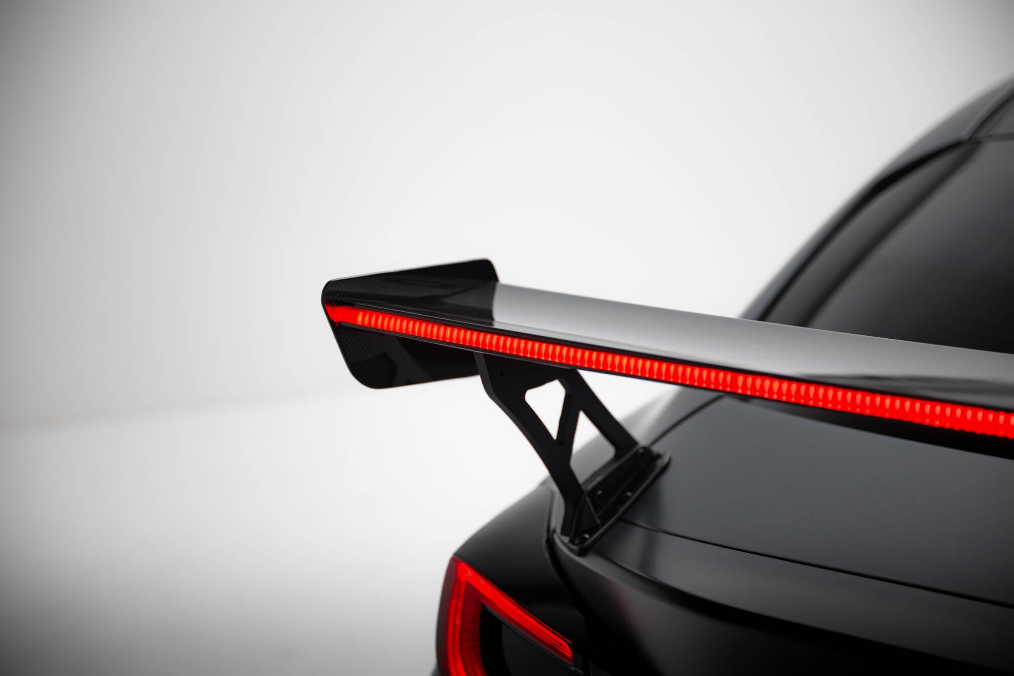 Hiilipoileri ulkoisilla kiinnikkeillä pystyssä + LED Toyota GR86 / Subaru Brz MK2