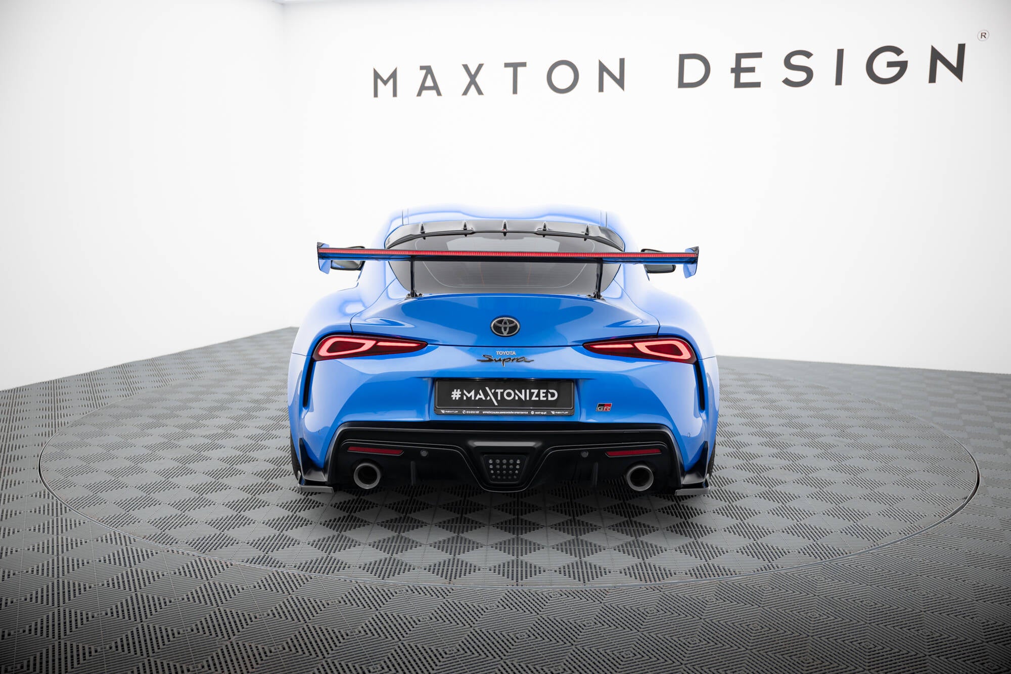 Carbon spoiler med eksterne parenteser lodret + førte Toyota Supra Mk5