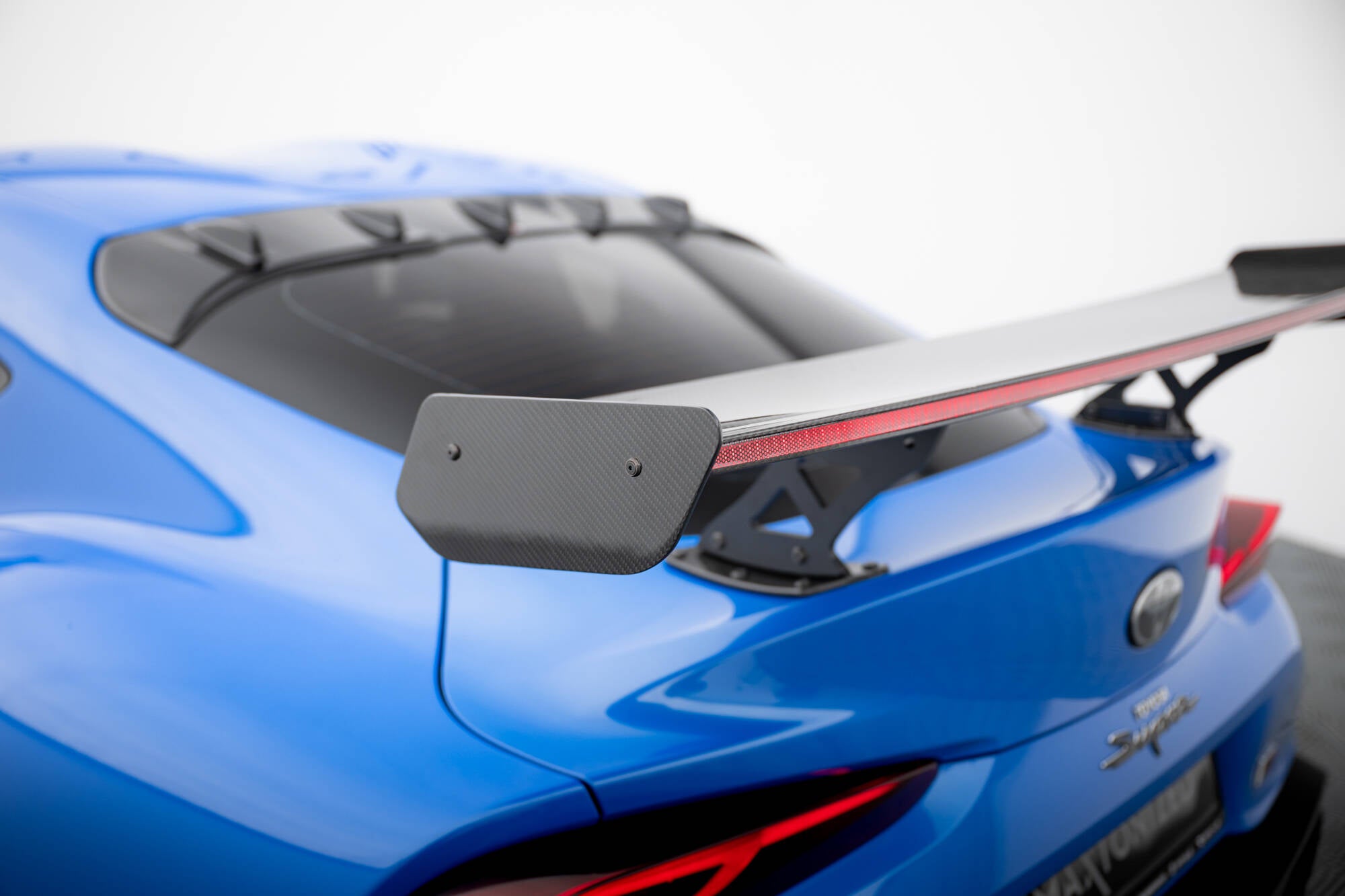 Carbon spoiler med eksterne parenteser lodret + førte Toyota Supra Mk5