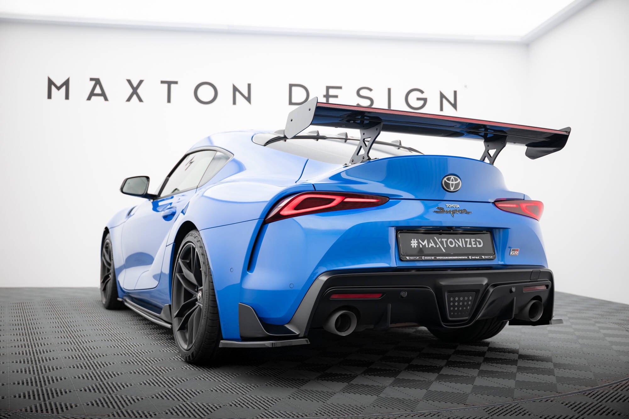 Carbon spoiler med eksterne parenteser lodret + førte Toyota Supra Mk5