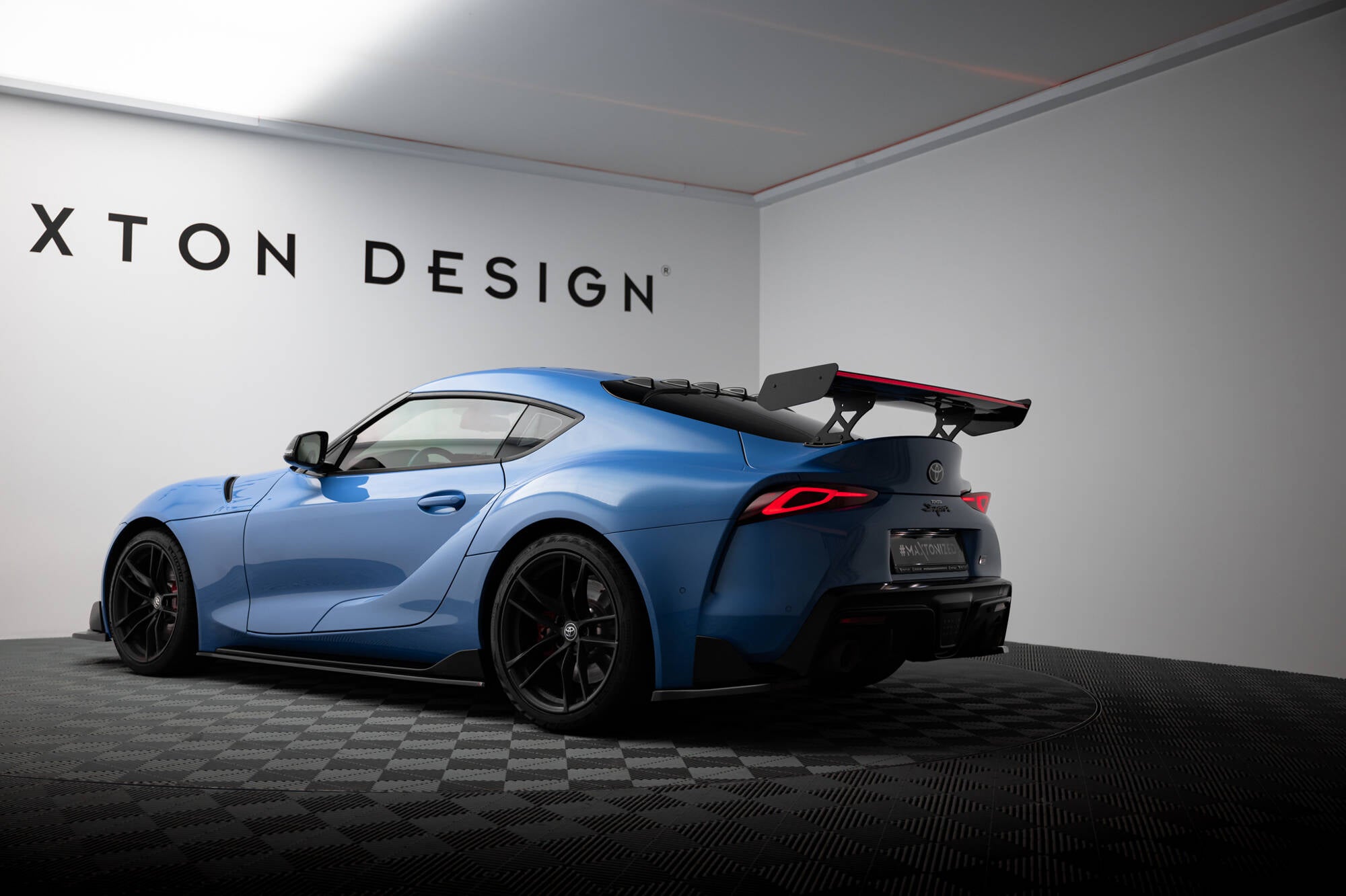 Carbon spoiler med eksterne parenteser lodret + førte Toyota Supra Mk5
