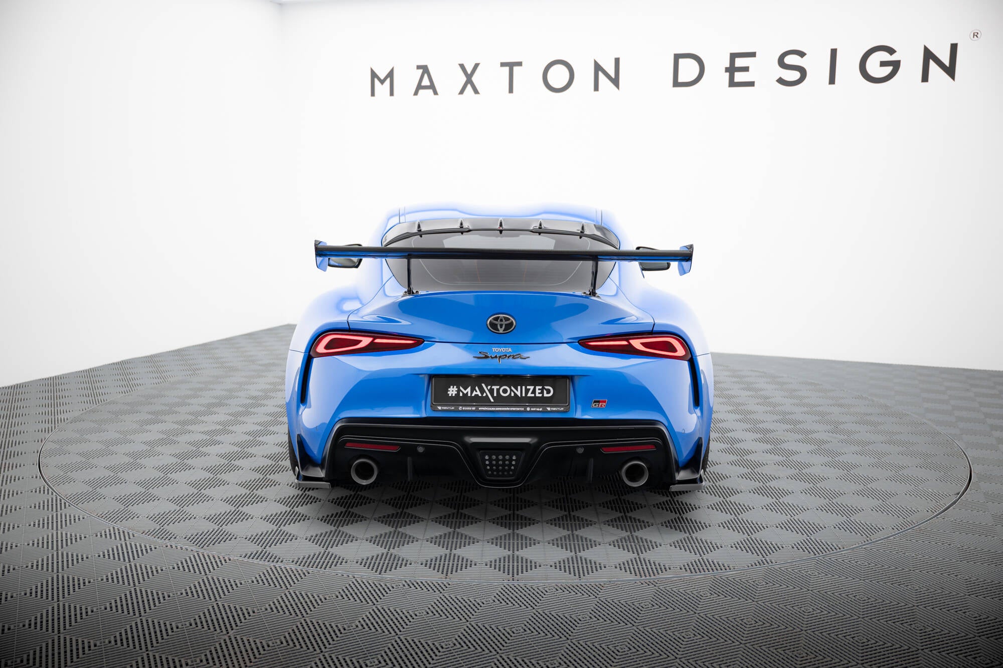 Hiilpoileri ulkoisilla suluilla upys toyota supra mk5