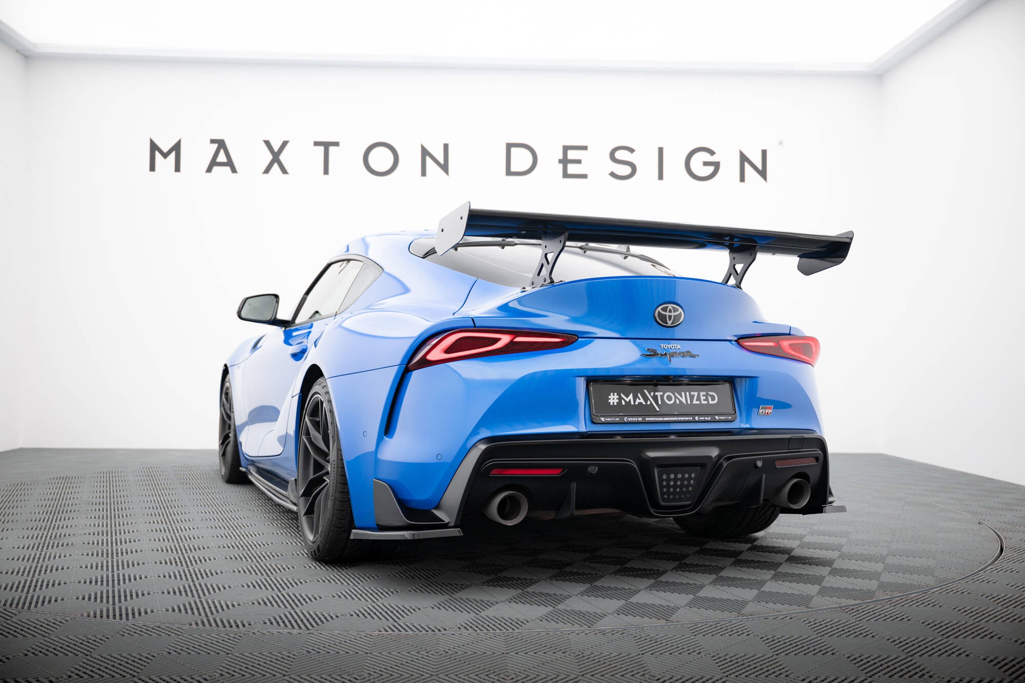 Hiilpoileri ulkoisilla suluilla upys toyota supra mk5