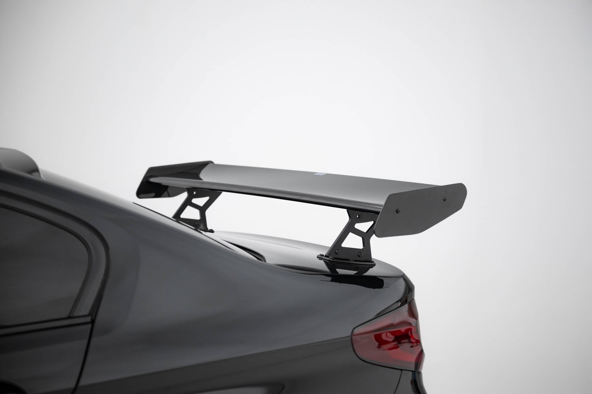 Carbon spoiler med interne parenteser lodrette BMW 5 / M5 siden G30 / F90