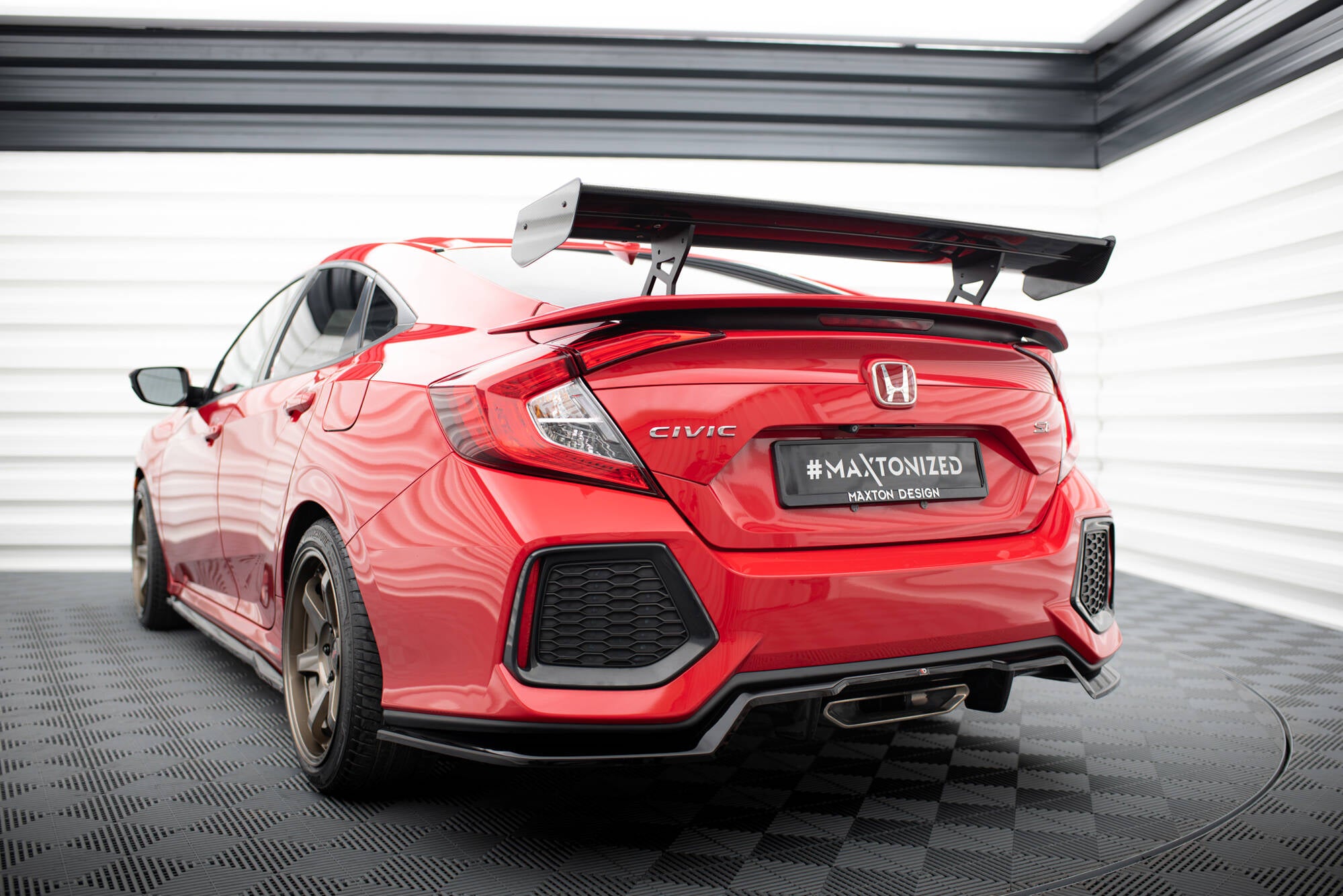Hiilipoileri sisäisillä suluilla pystyssä Honda Civic Si Mk10
