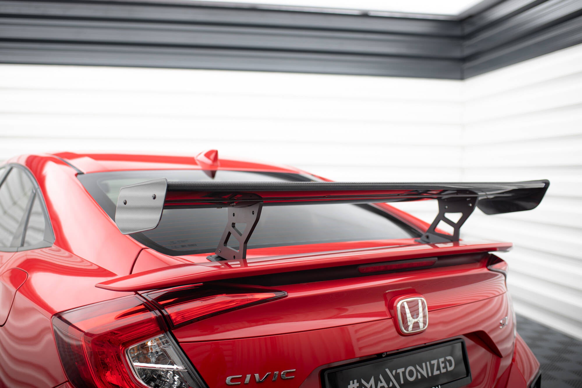 Hiilipoileri sisäisillä suluilla pystyssä Honda Civic Si Mk10