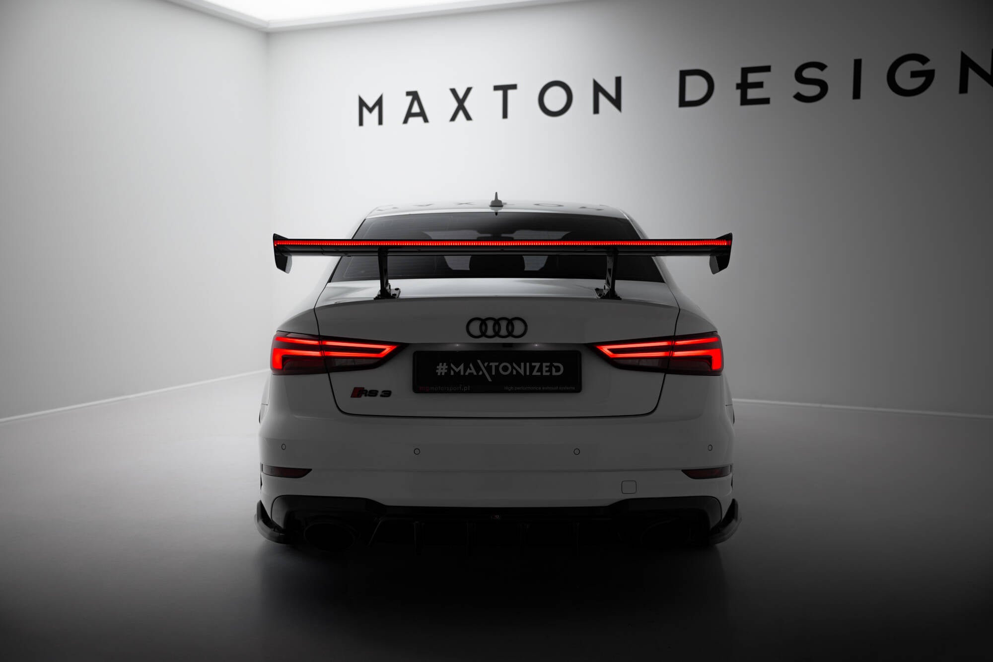 Carbon spoiler med interne parenteser lodret + LED Audi A3 / A3 S-linje / S3 / RS3 siden 8V / 8V ansigtsløftning