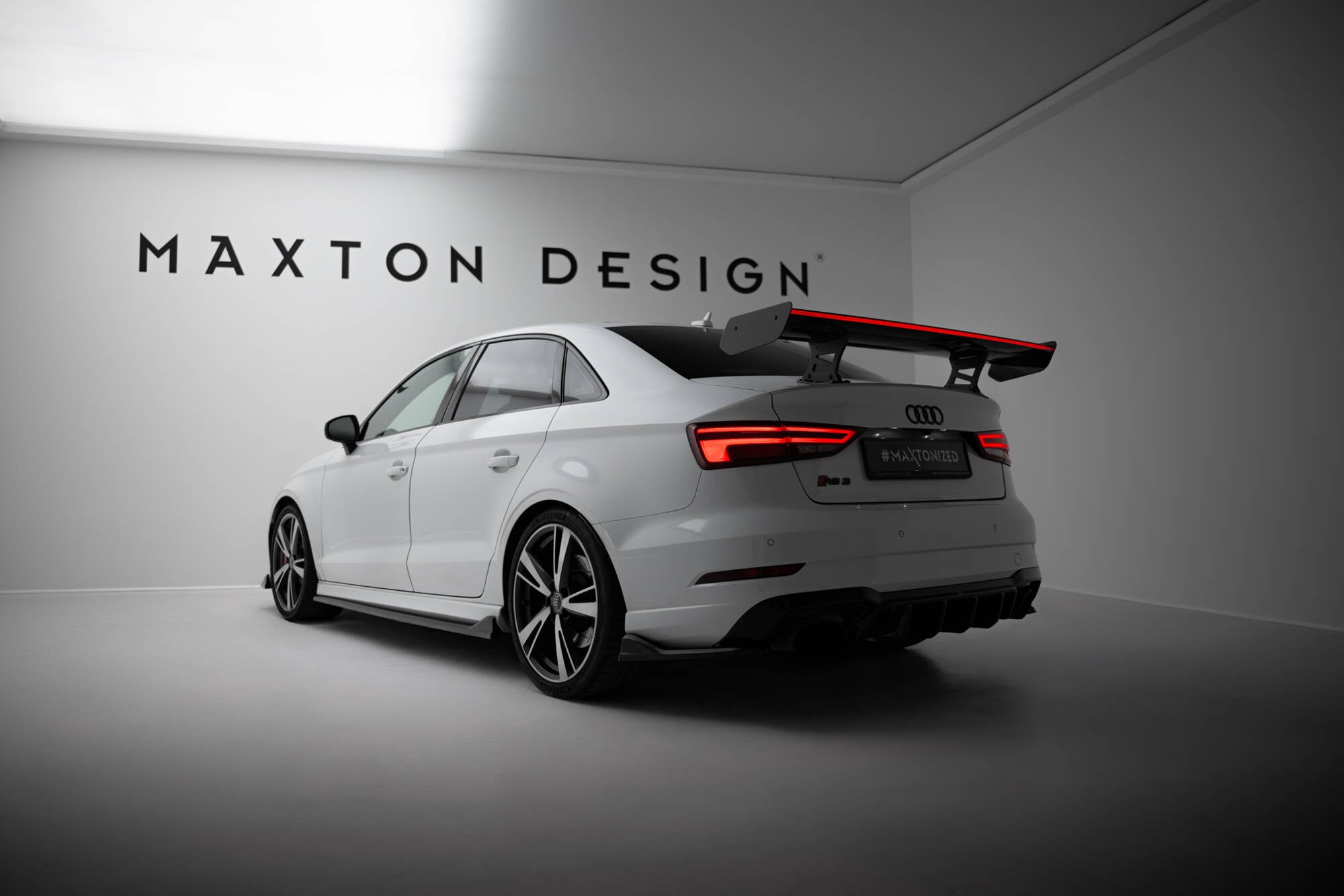 Carbon spoiler med interne parenteser lodret + LED Audi A3 / A3 S-linje / S3 / RS3 siden 8V / 8V ansigtsløftning
