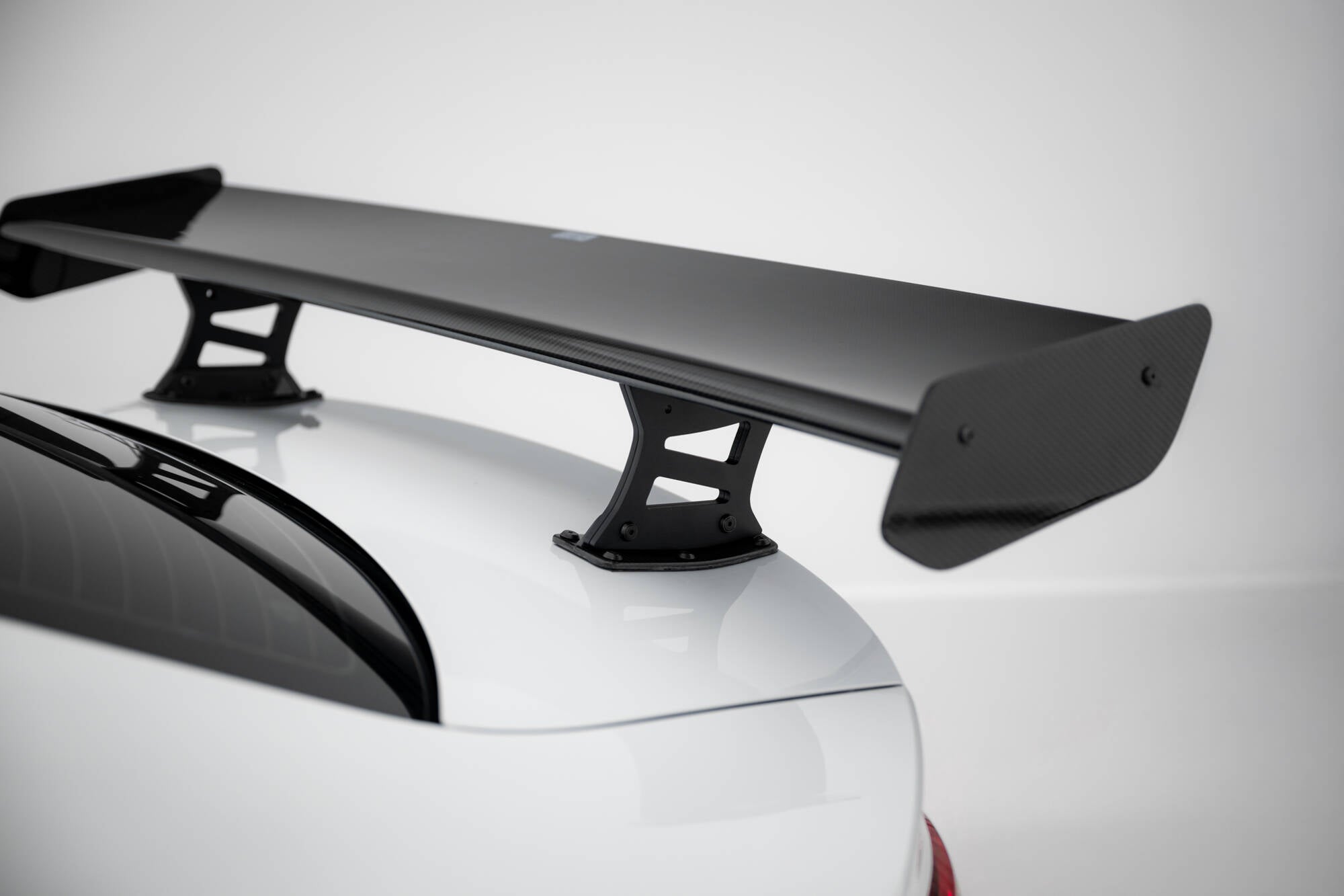 Carbon spoiler med interne parenteser lodret + LED Audi A3 / A3 S-linje / S3 / RS3 siden 8V / 8V ansigtsløftning