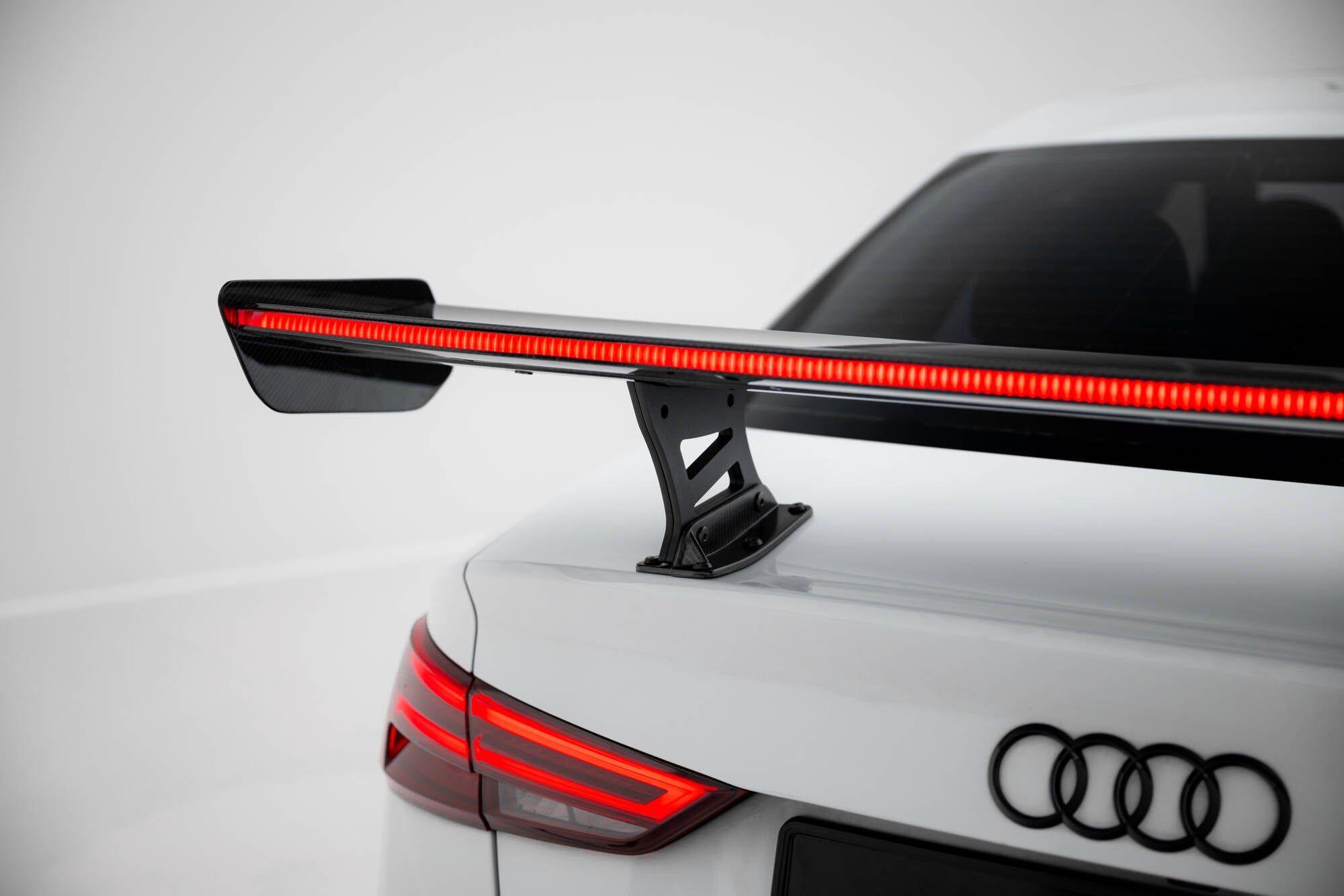 Carbon spoiler med interne parenteser lodret + LED Audi A3 / A3 S-linje / S3 / RS3 siden 8V / 8V ansigtsløftning