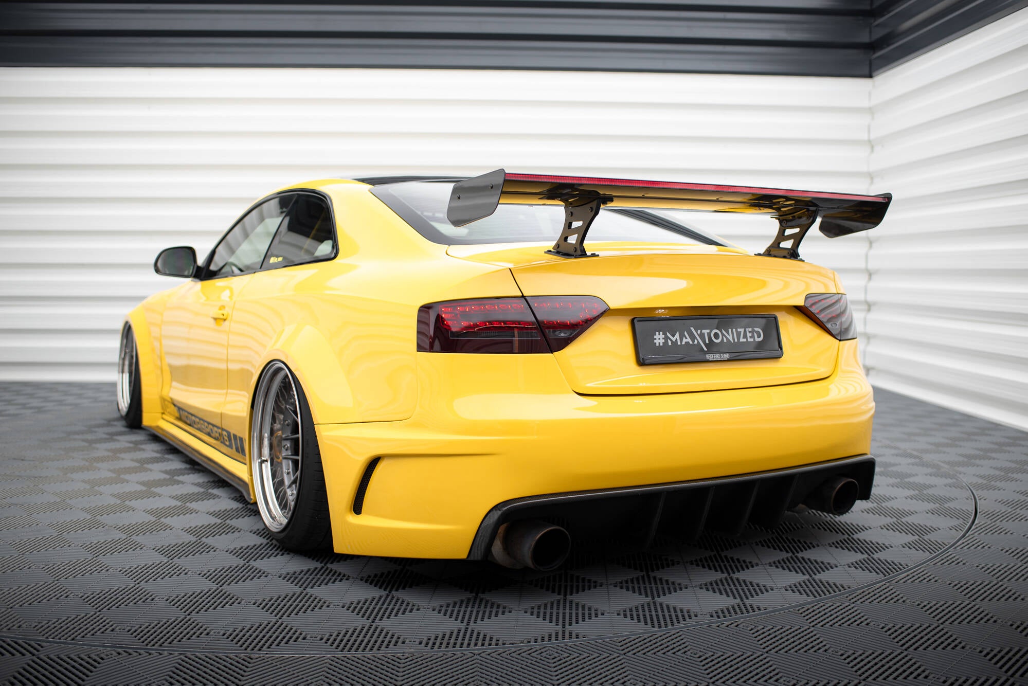 Carbon spoiler med interne parenteser lodret + LED Audi A5 Coupe 8t
