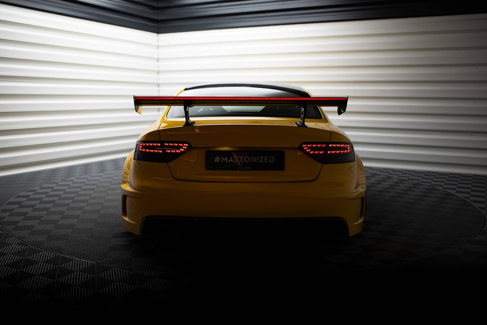 Carbon spoiler med interne parenteser lodret + LED Audi A5 Coupe 8t