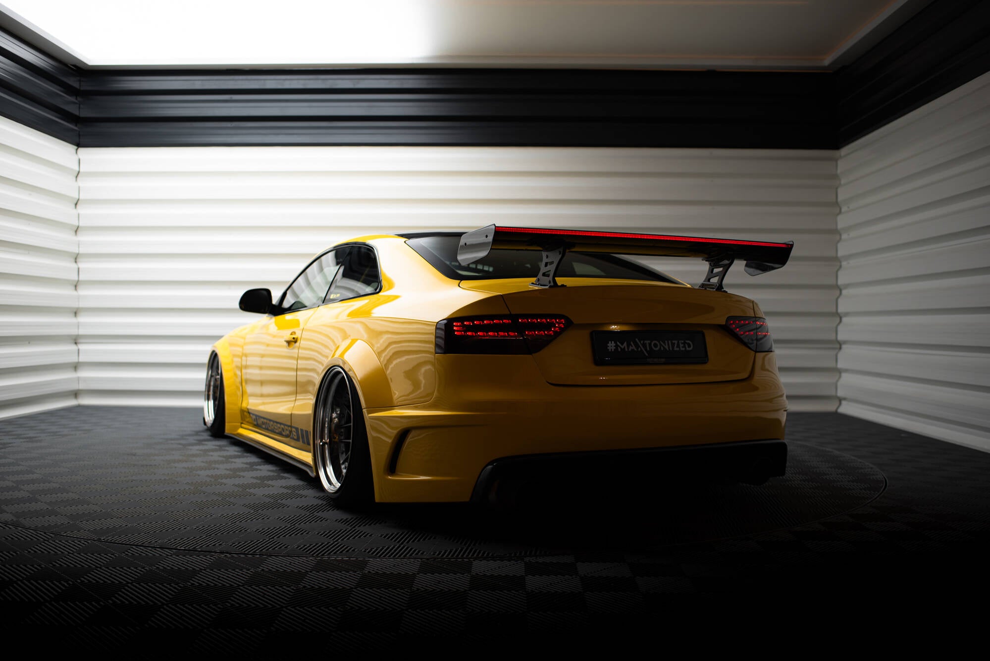 Carbon spoiler med interne parenteser lodret + LED Audi A5 Coupe 8t