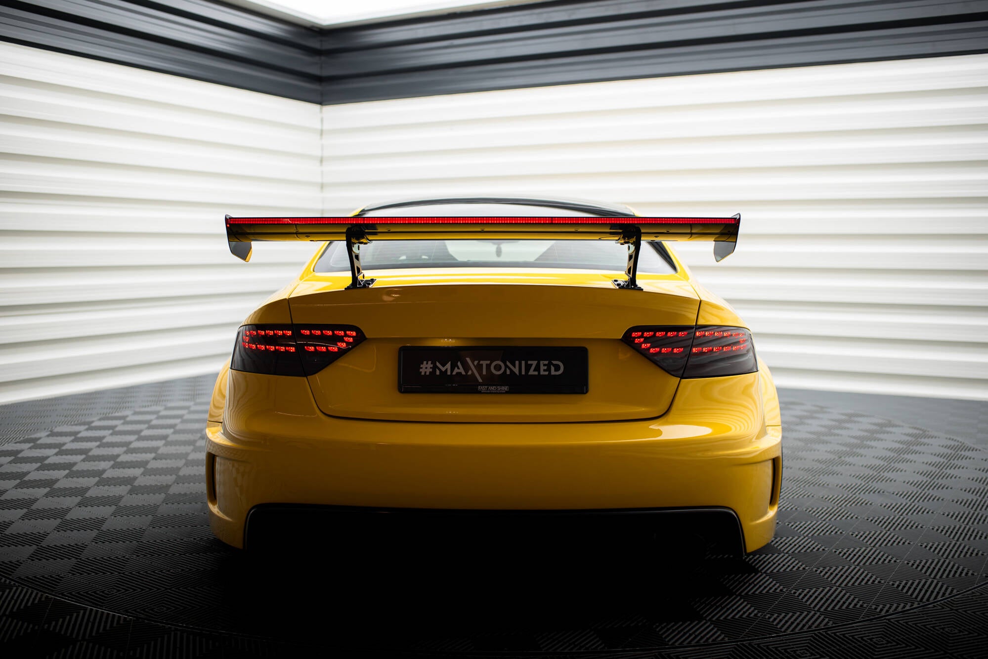 Carbon spoiler med interne parenteser lodret + LED Audi A5 Coupe 8t